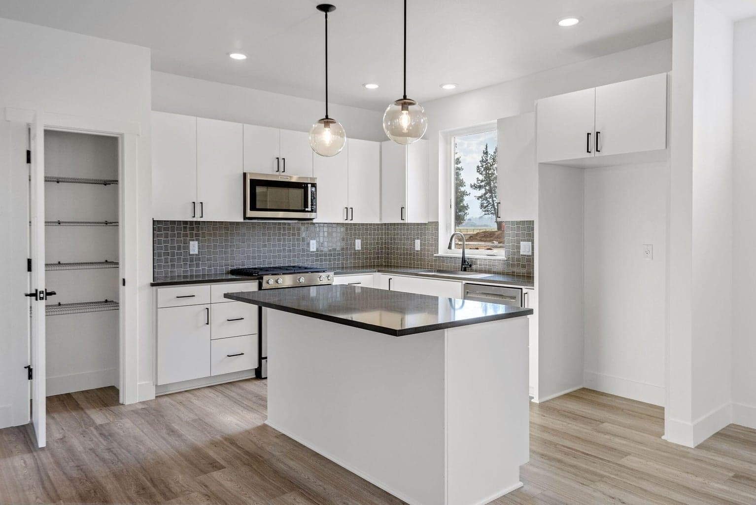 Photo of 947 W Linda Avenue 11 of 32