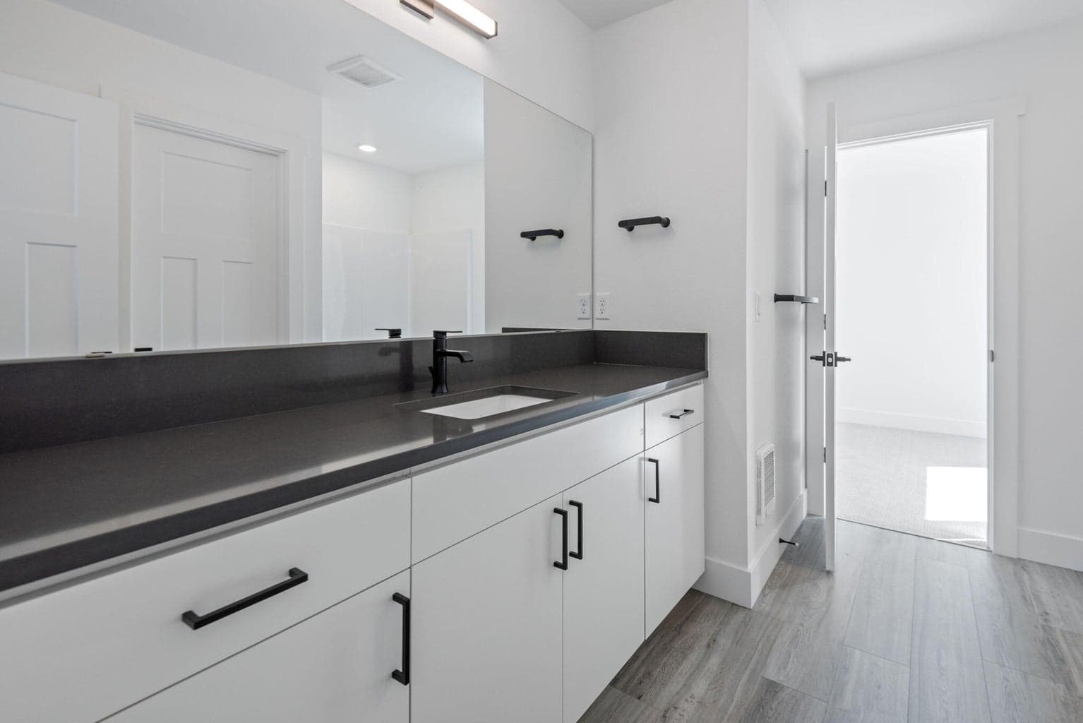 Photo of 947 W Linda Avenue 18 of 32