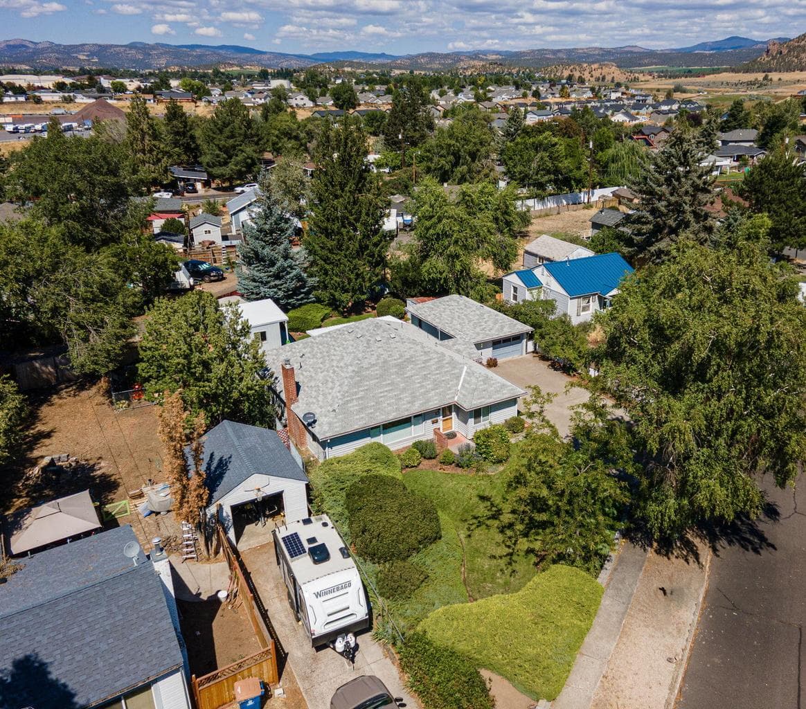 Photo of 549 NE Lookout Avenue 40 of 45