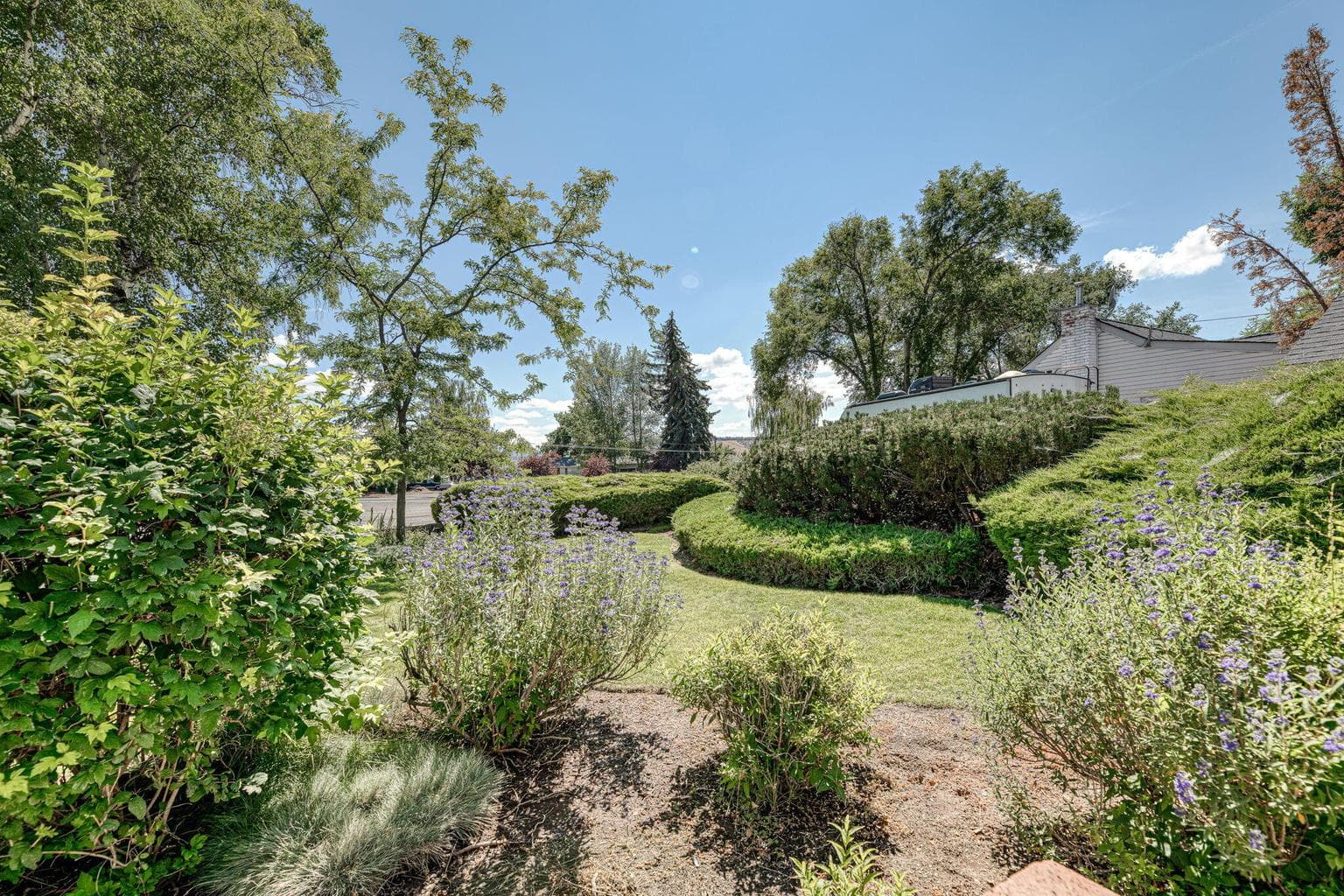Photo of 549 NE Lookout Avenue 8 of 45