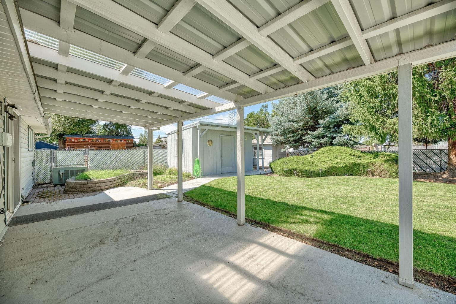 Photo of 549 NE Lookout Avenue 6 of 45