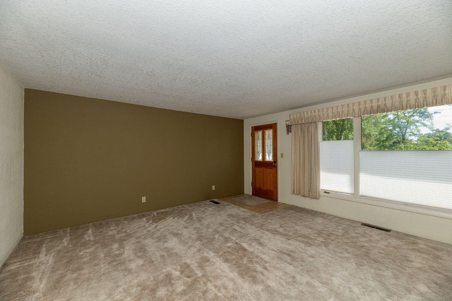 Photo of 549 NE Lookout Avenue 10 of 45