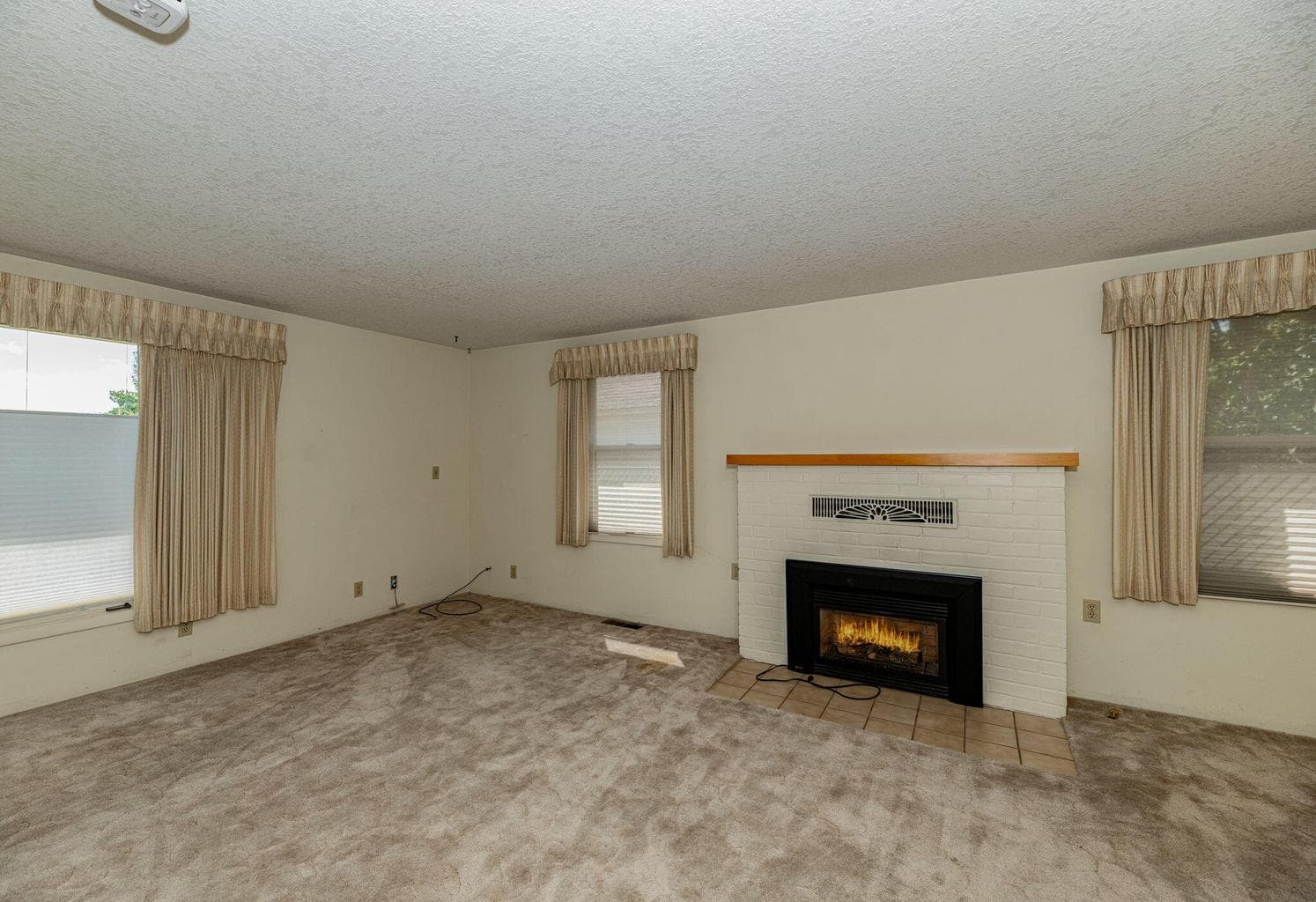 Photo of 549 NE Lookout Avenue 11 of 45