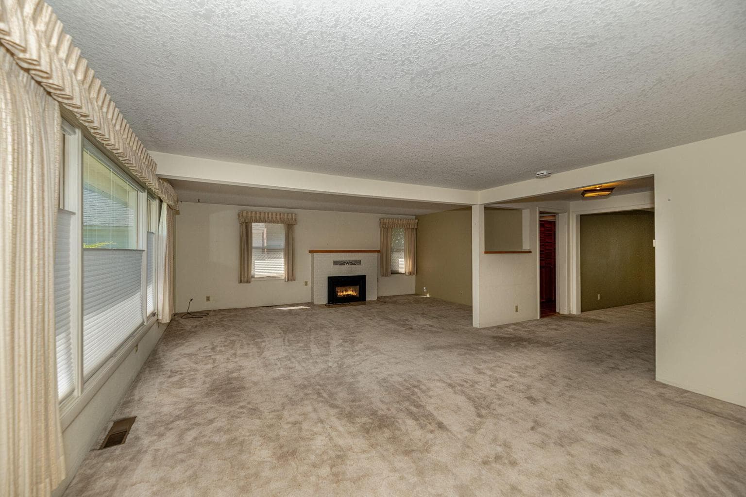 Photo of 549 NE Lookout Avenue 12 of 45