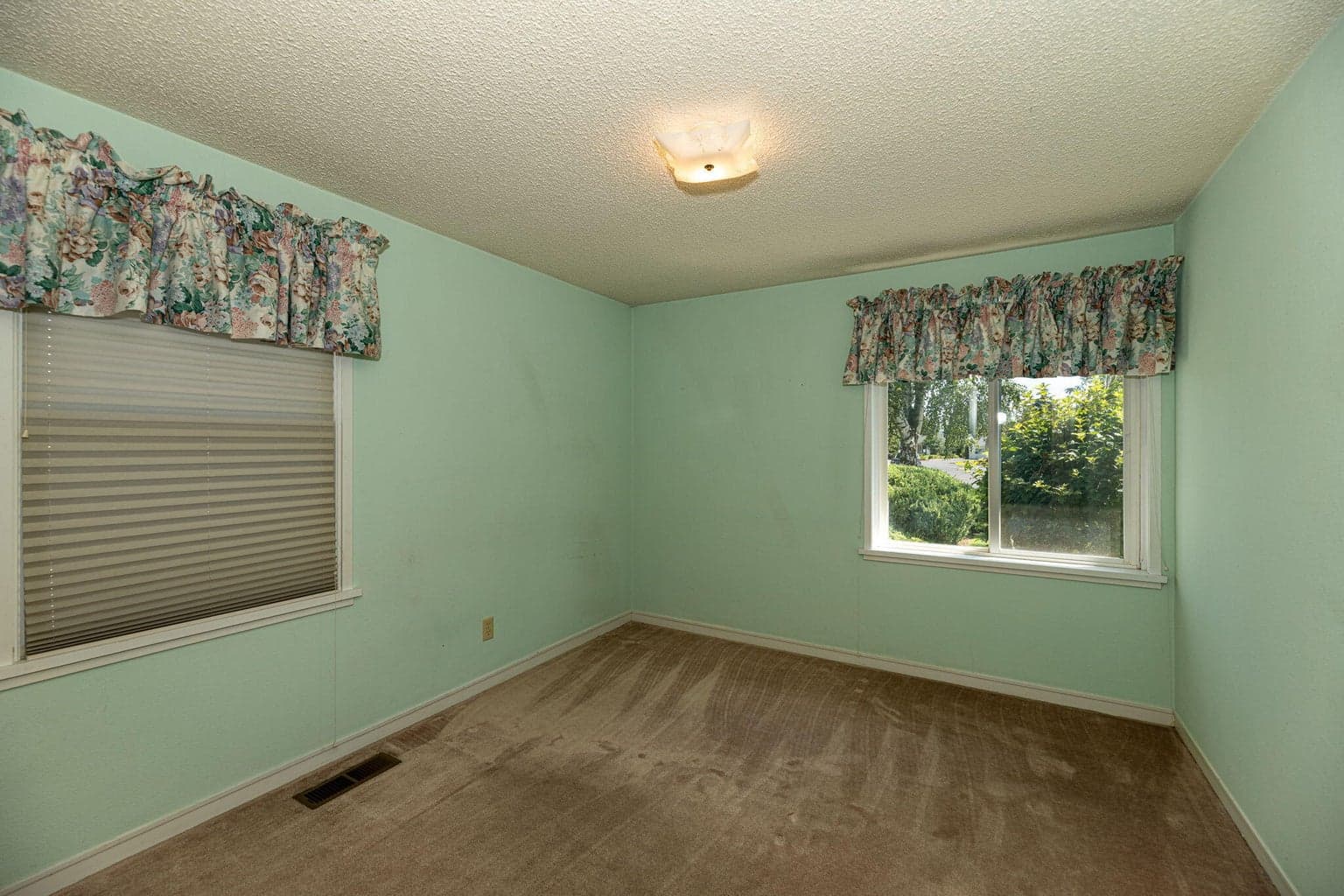 Photo of 549 NE Lookout Avenue 27 of 45