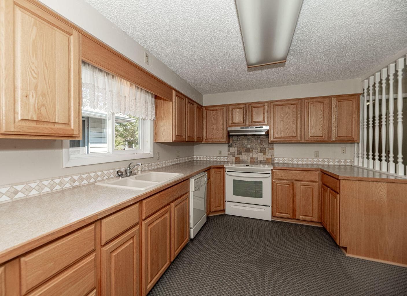 Photo of 549 NE Lookout Avenue 17 of 45