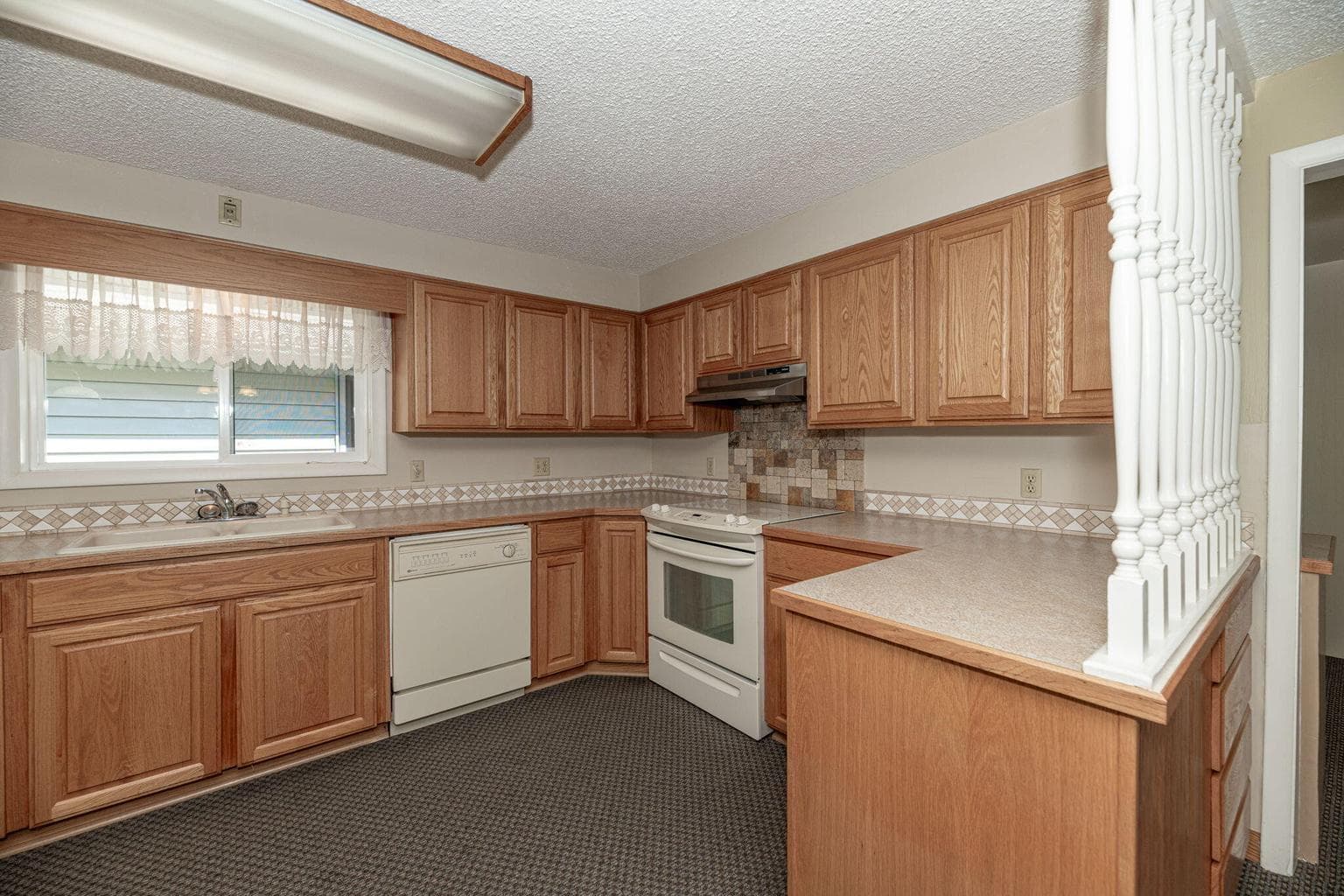 Photo of 549 NE Lookout Avenue 18 of 45