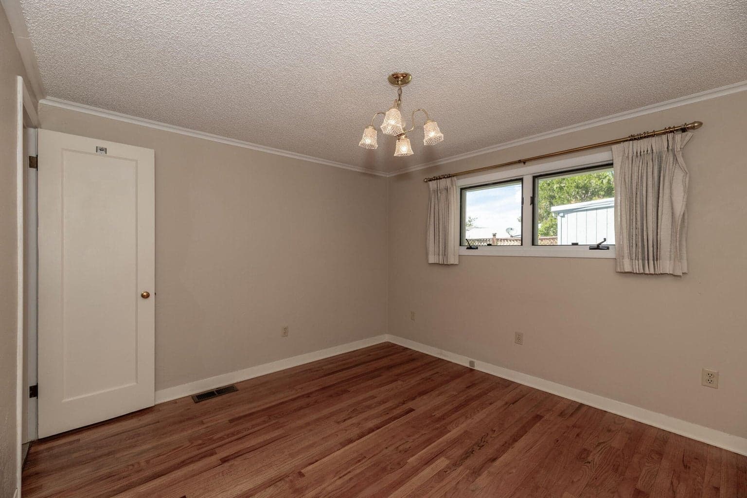 Photo of 549 NE Lookout Avenue 24 of 45