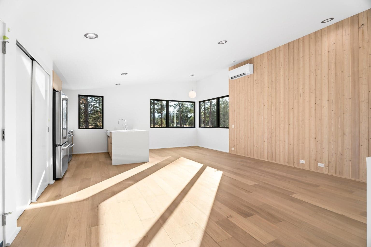 Photo of 601 N Sisters Woodlands Way 7 of 33
