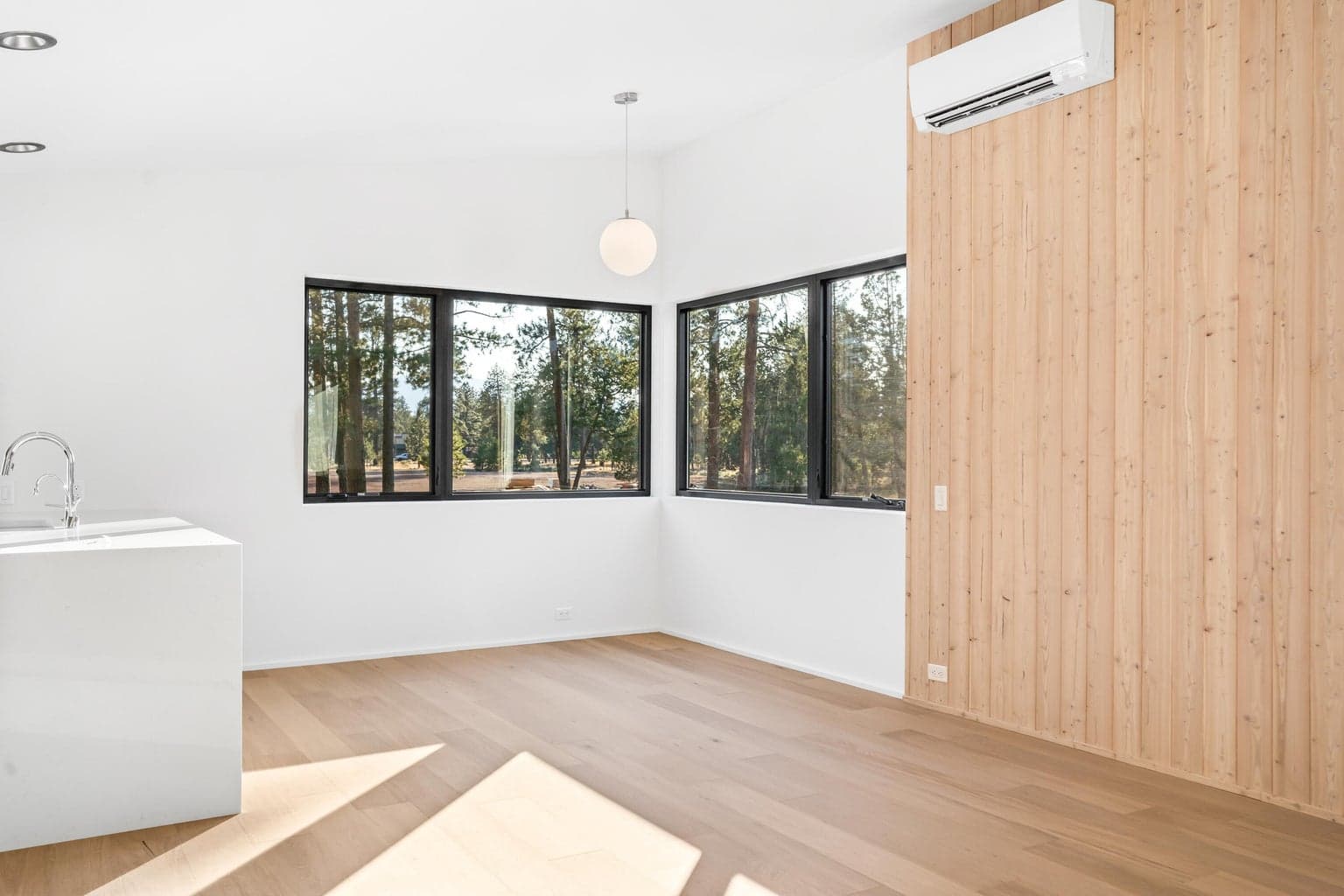 Photo of 601 N Sisters Woodlands Way 9 of 33