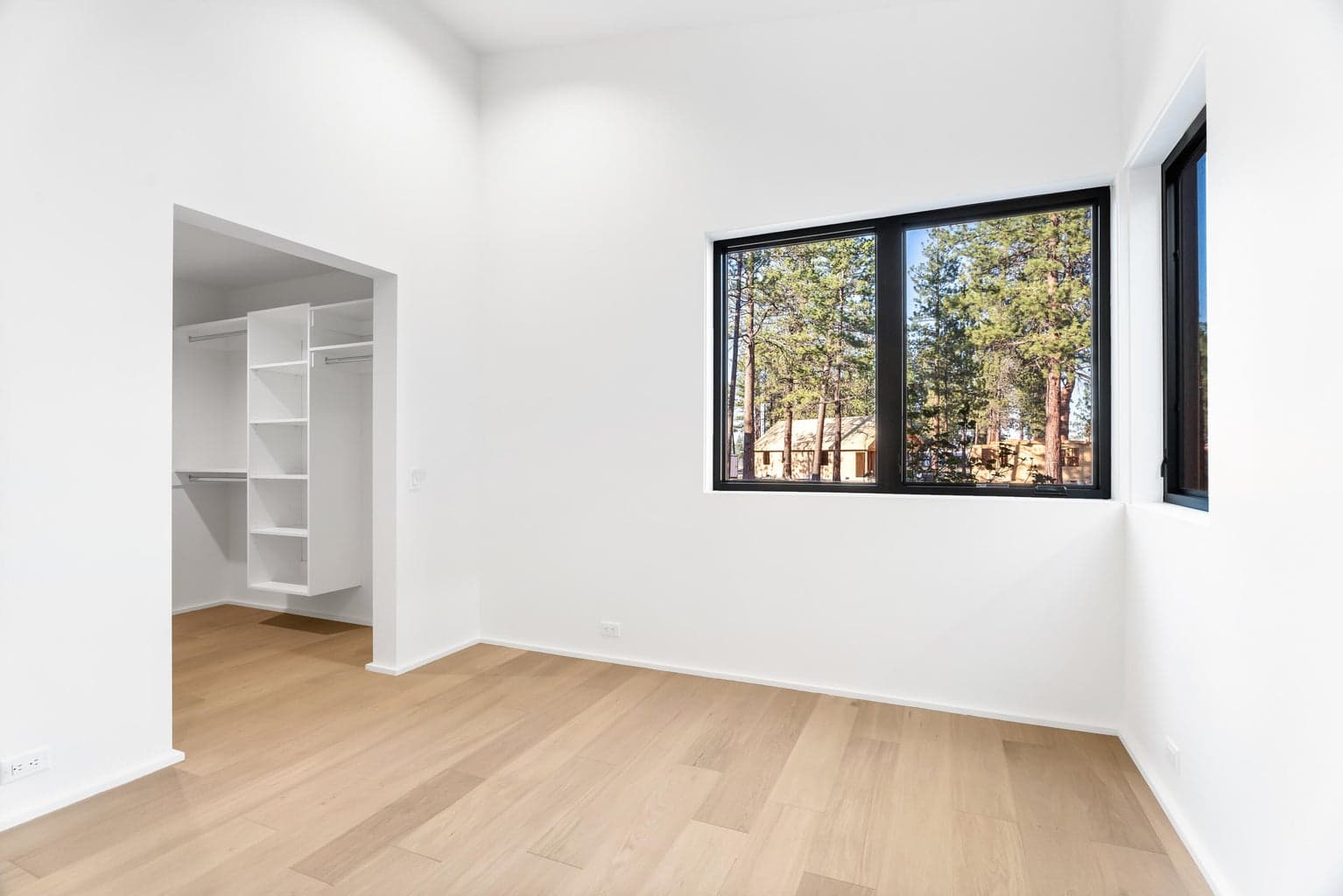 Photo of 601 N Sisters Woodlands Way 18 of 33