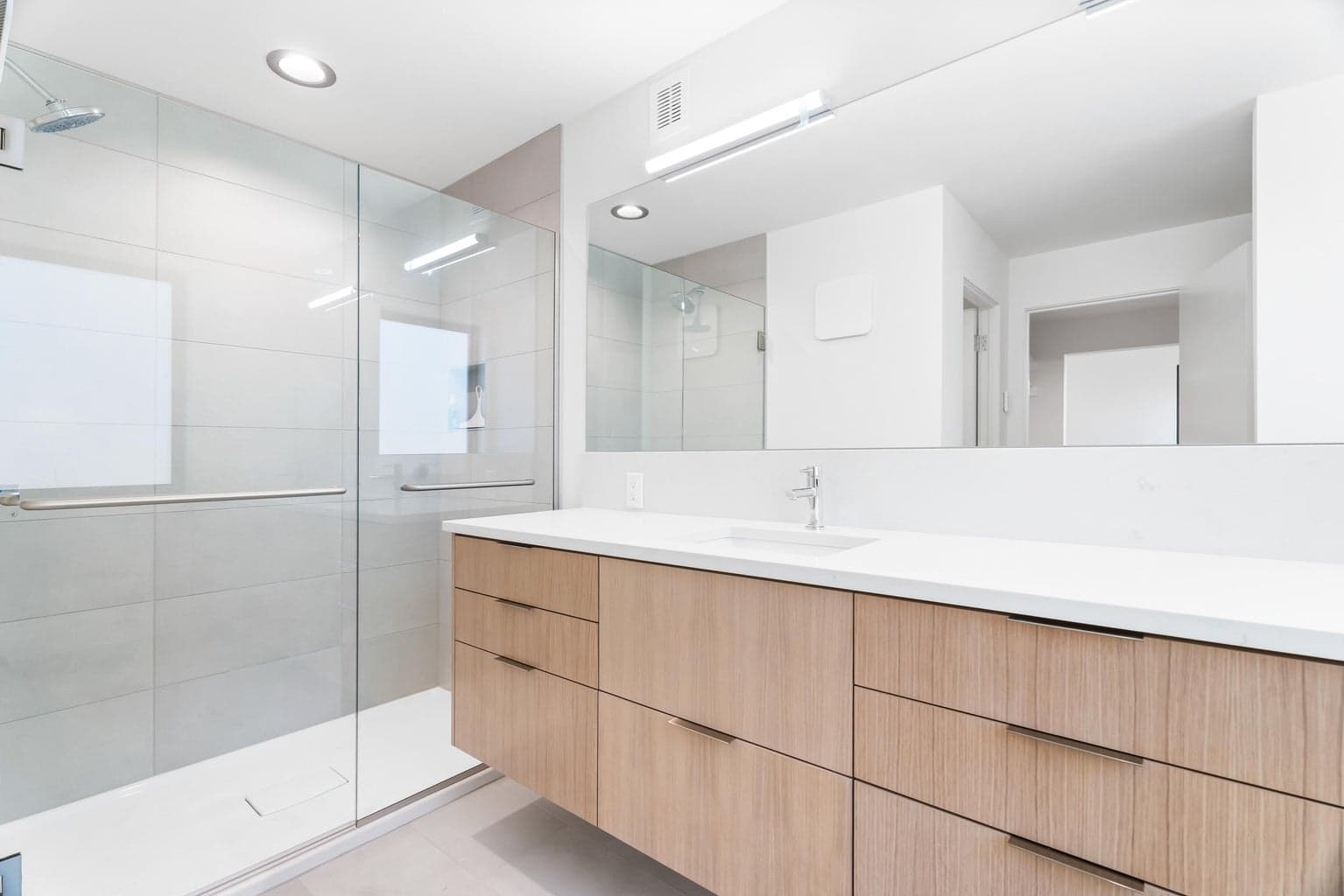 Photo of 601 N Sisters Woodlands Way 21 of 33
