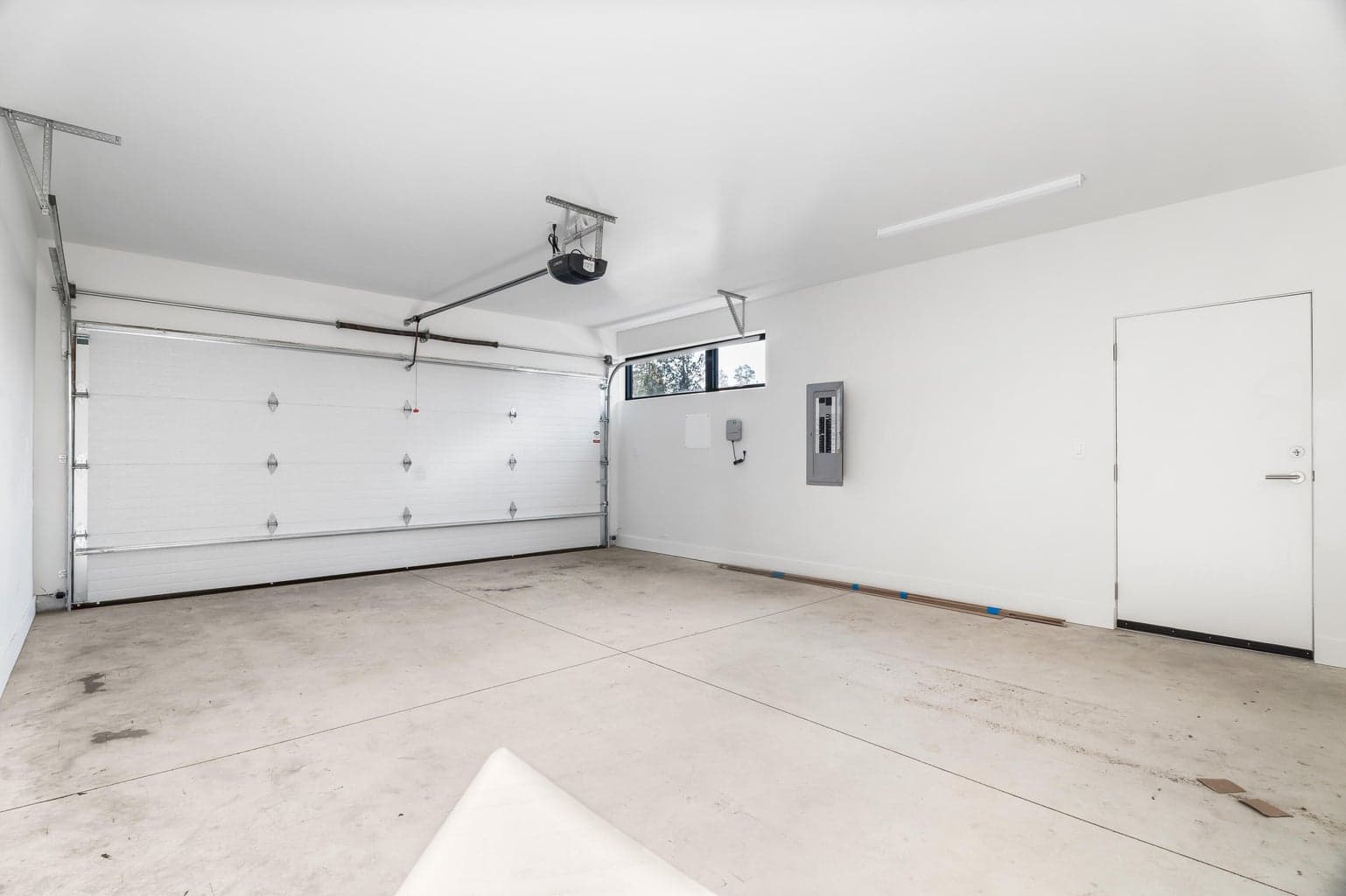 Photo of 601 N Sisters Woodlands Way 27 of 33