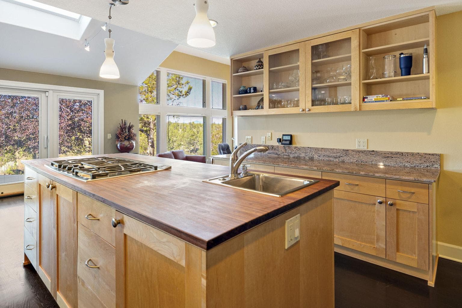 Photo of 6322 NW Atkinson Avenue 15 of 61