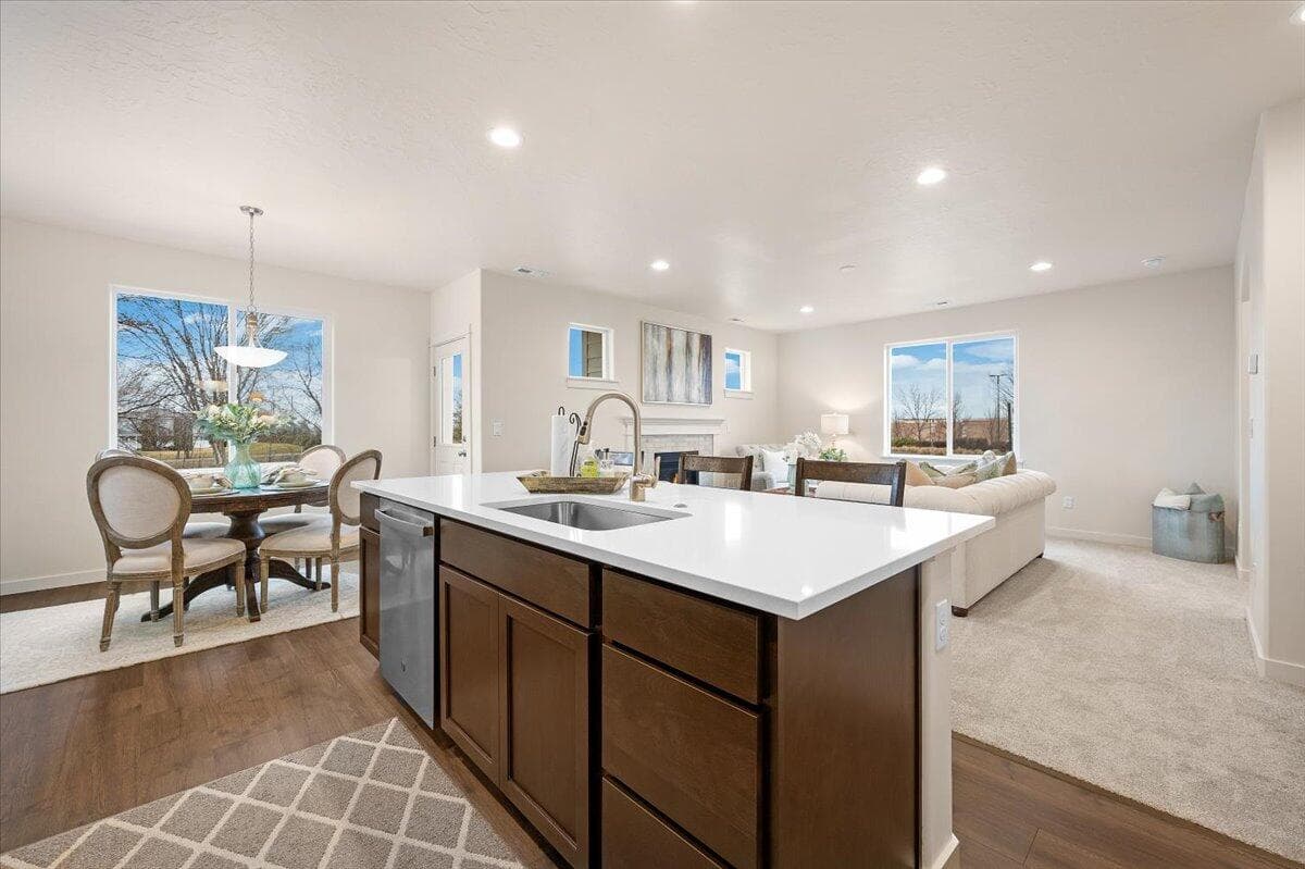 Photo of 695 NW Xavier Avenue 7 of 17