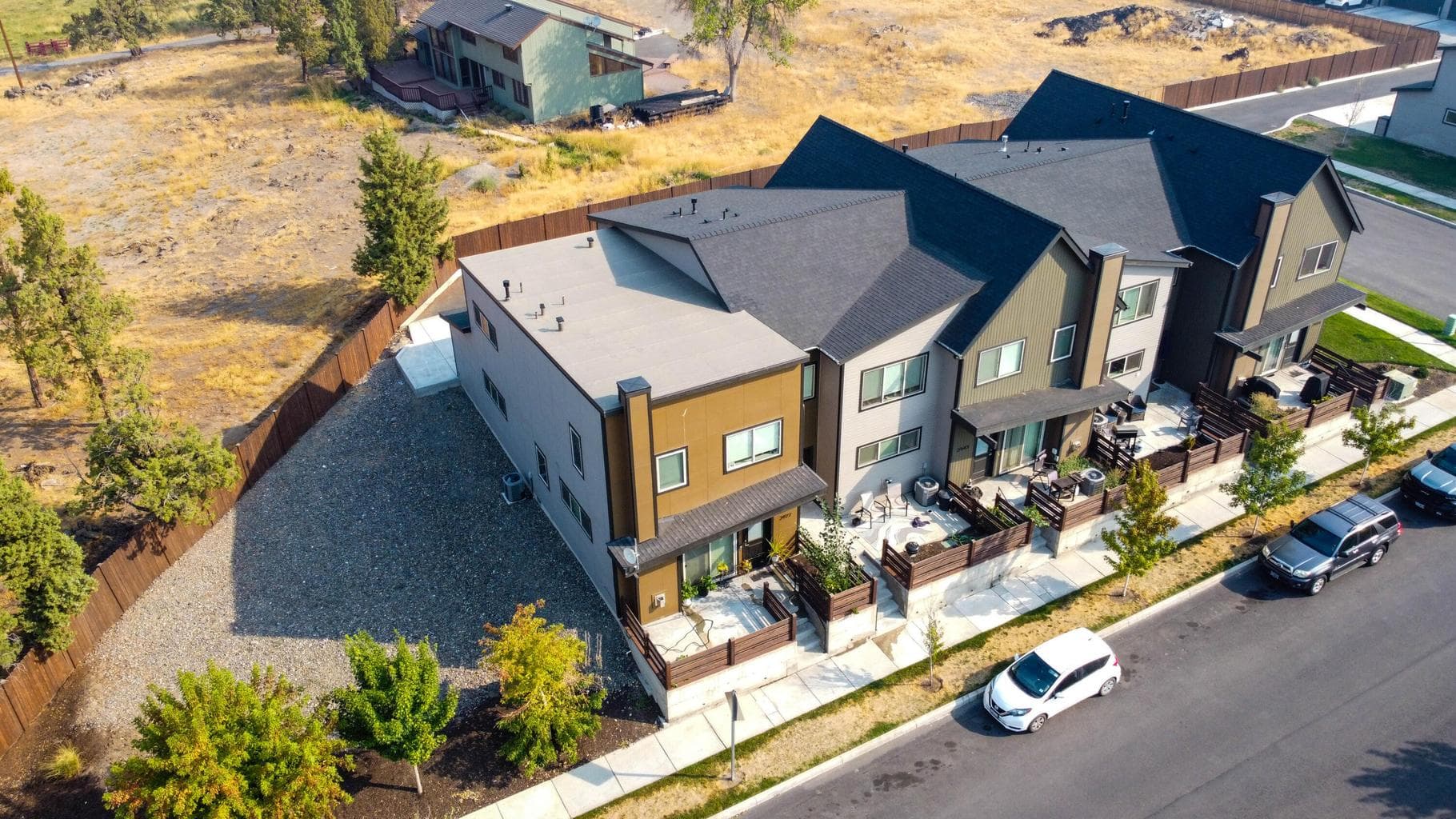 Photo of 2977 Elm 1 of 27
