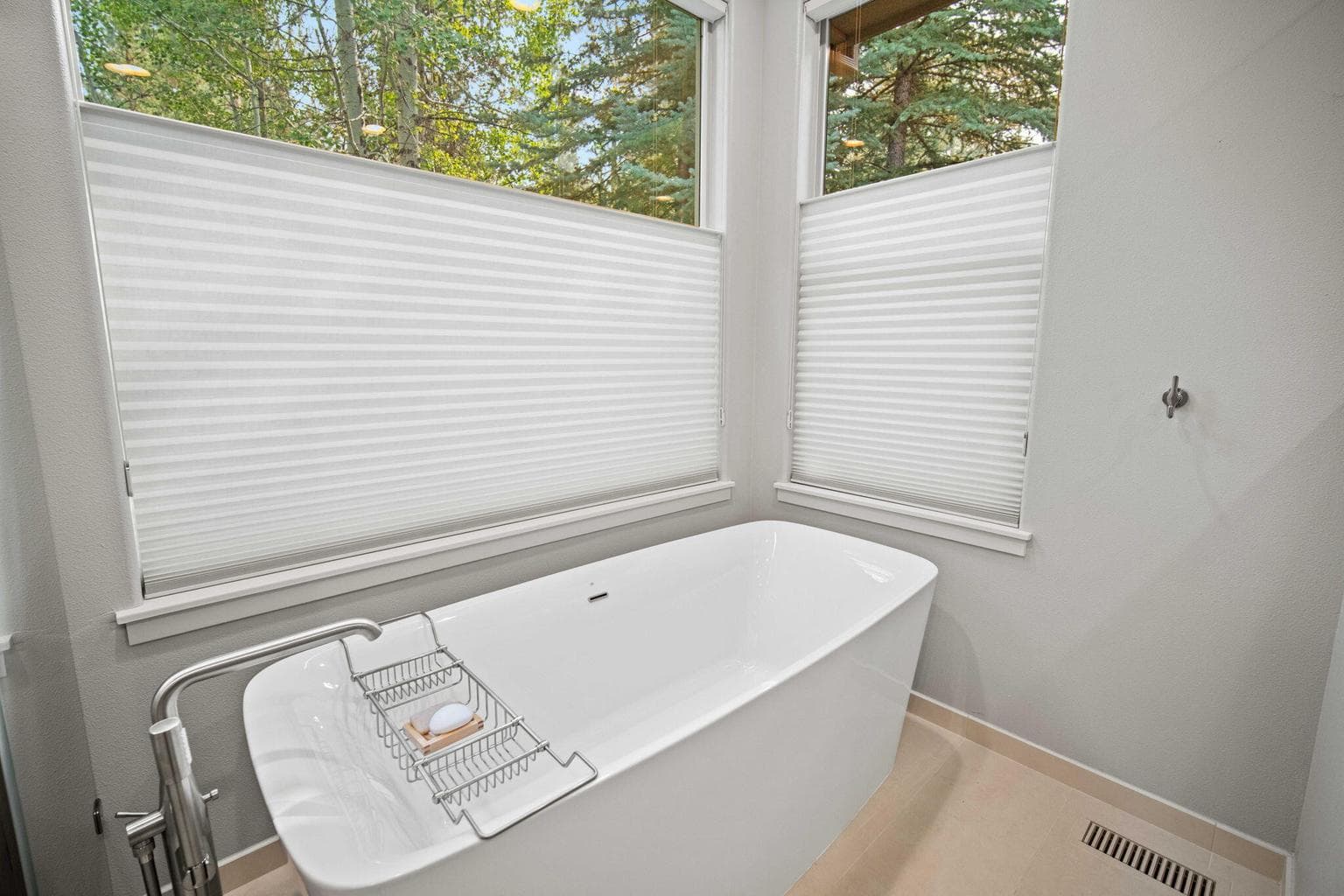 Spa soaking tub