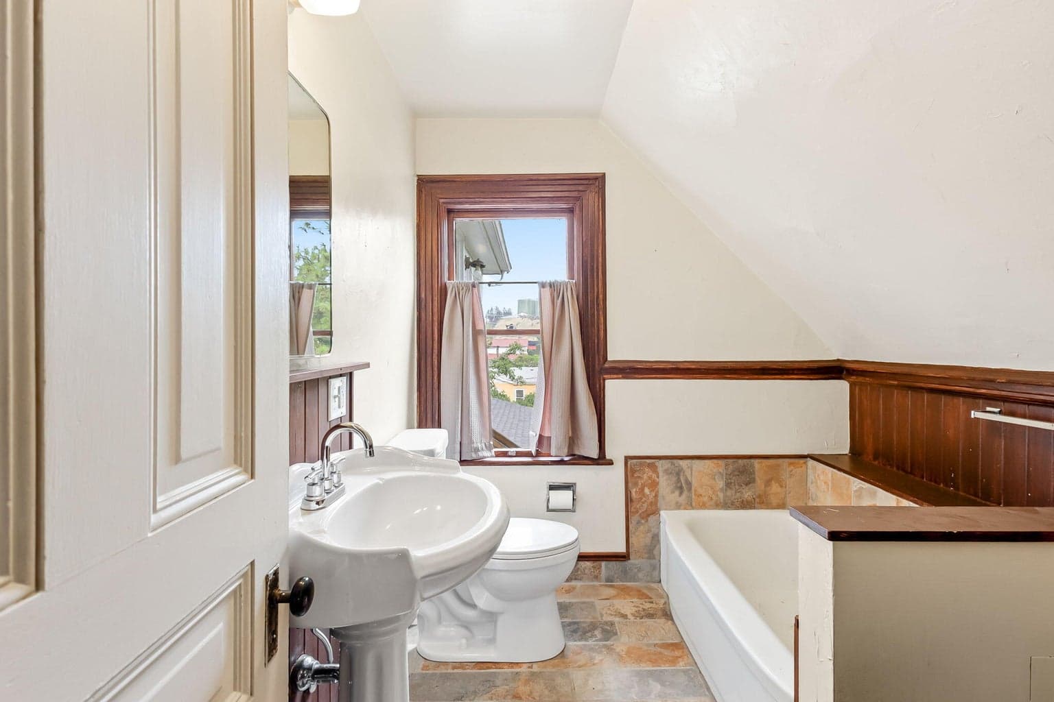 Photo of 305 NE 7th Street 25 of 70
