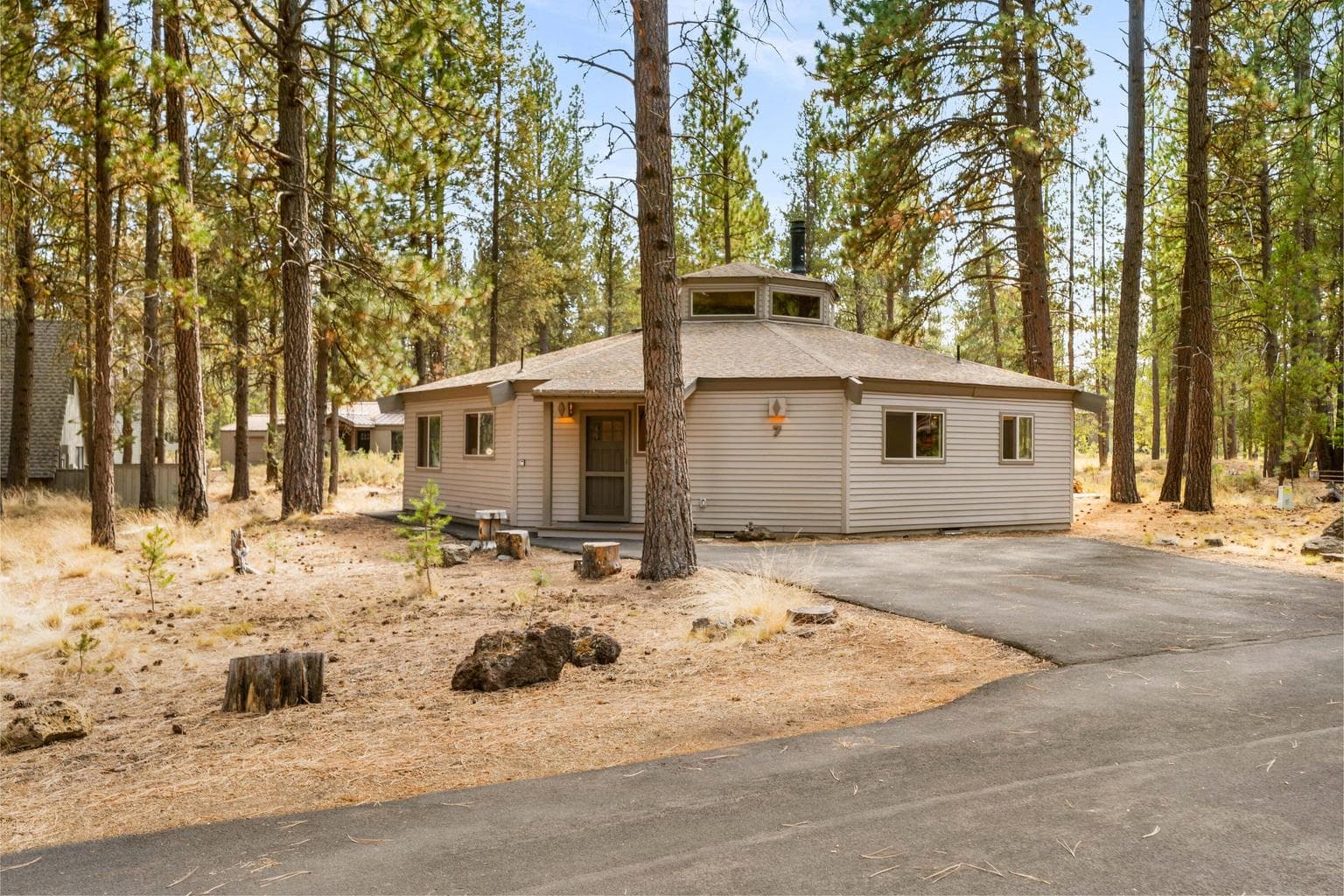 If retro and natural are your vibe..... Don't miss out on this truly unique home in Sunriver Resort!