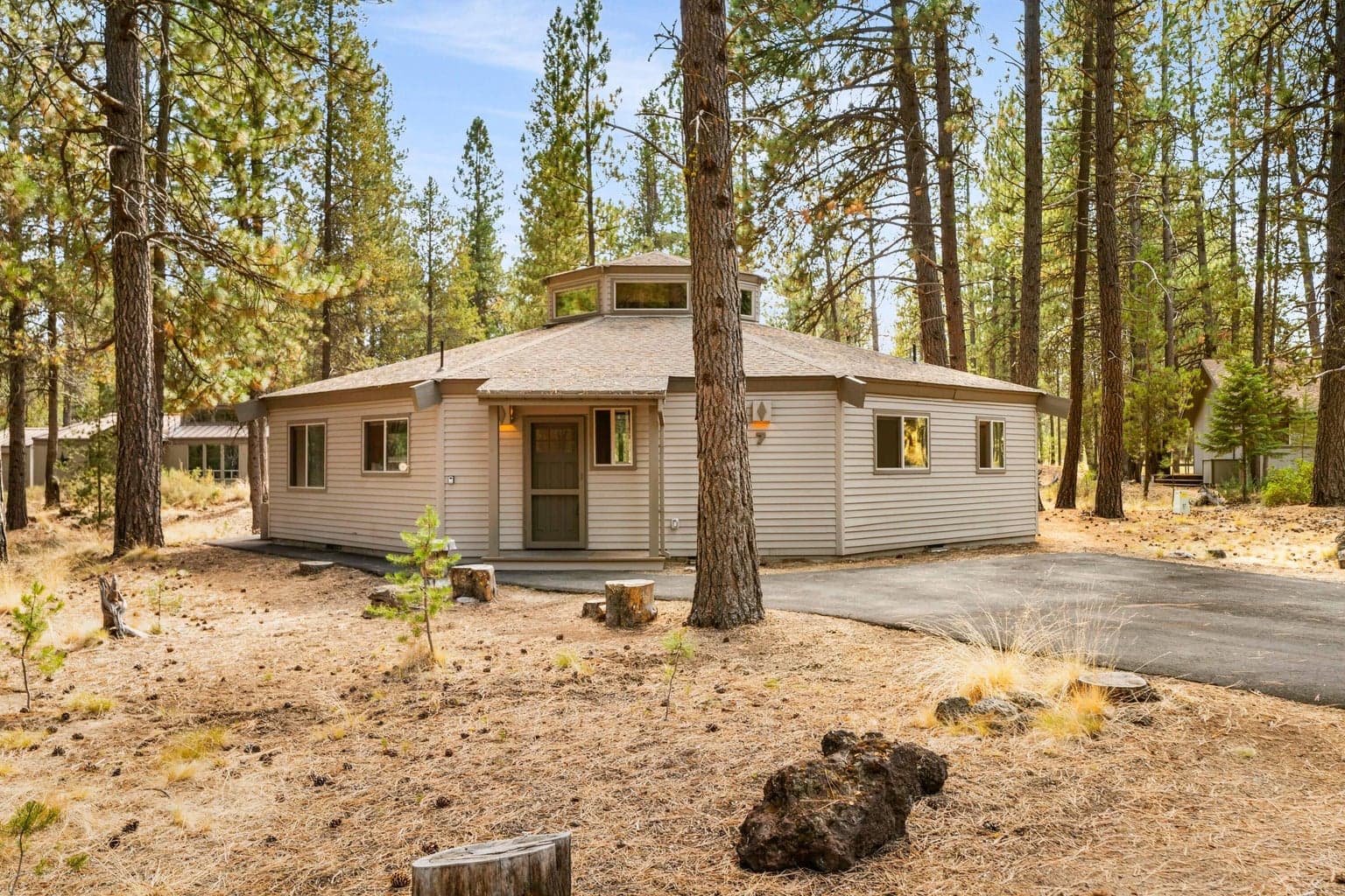 The largest carousel-style home in Sunriver Resort offers a natural retro vibe, beautiful architecture and is just a few minutes to the SHARC & Village!