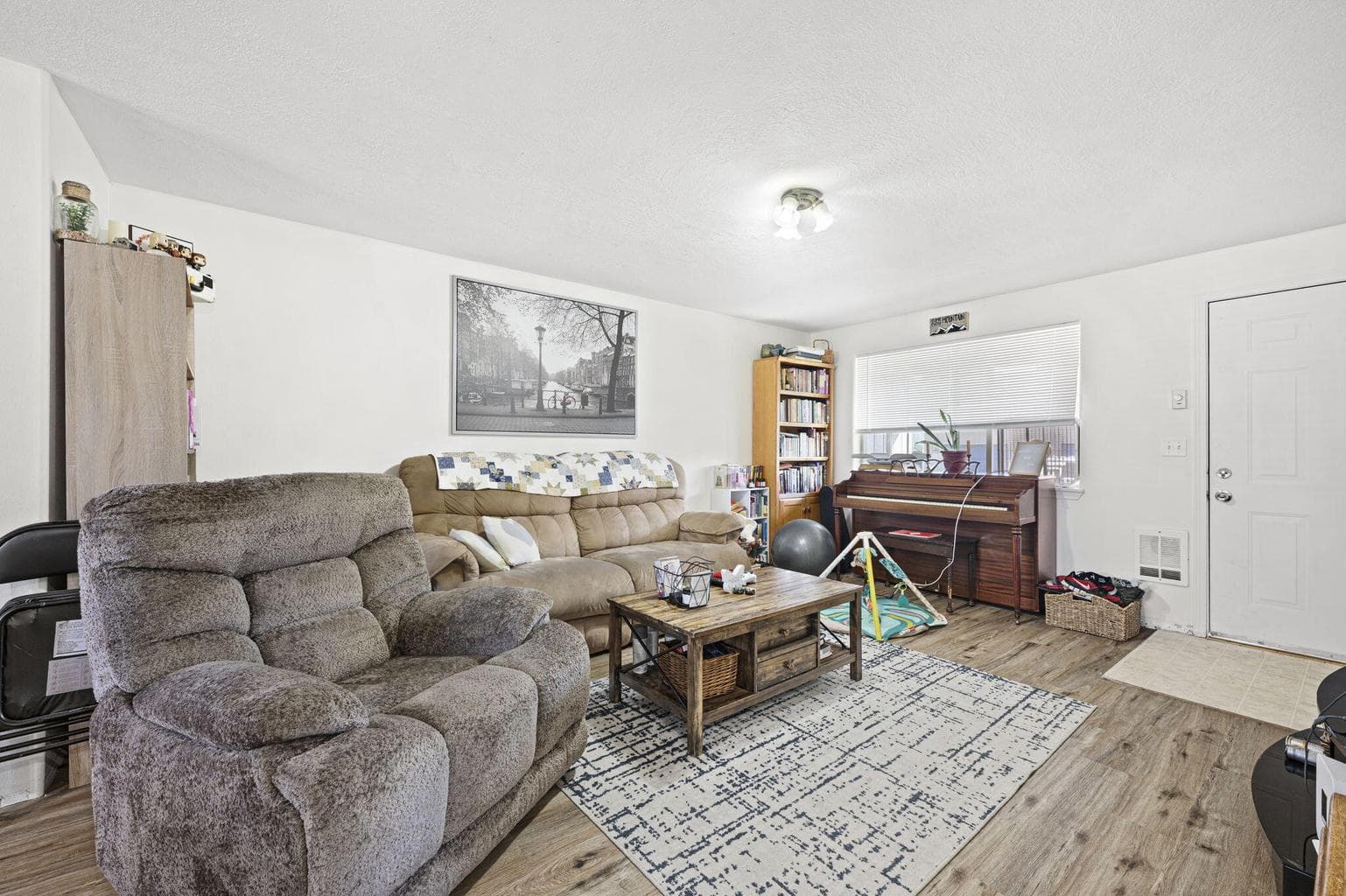 Photo of 937 NW Cains Road 8 of 24