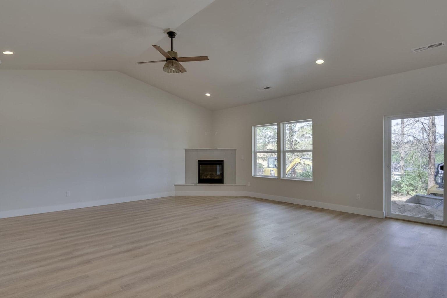 Photo of 330 NE Royal Avenue 9 of 45