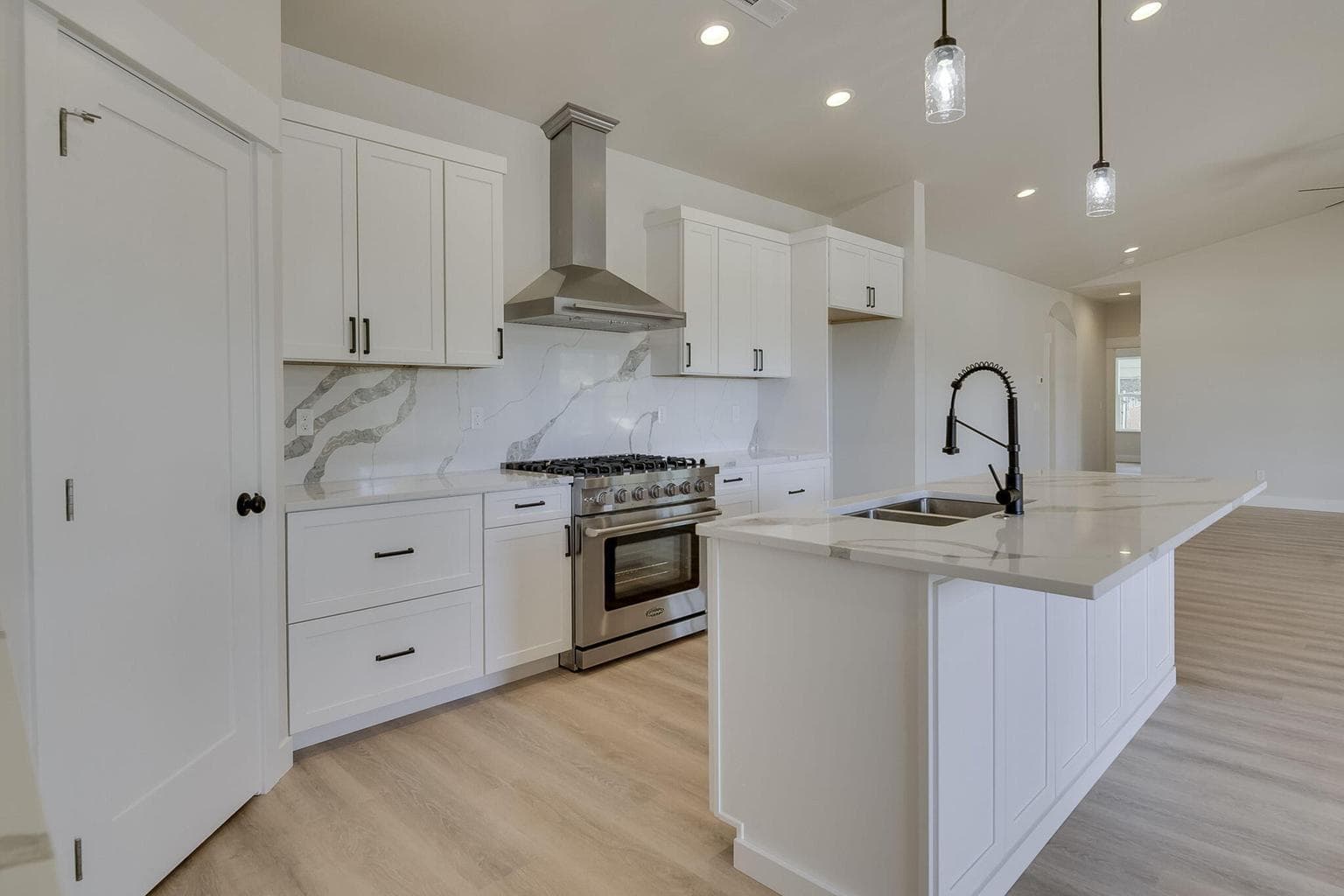 Photo of 330 NE Royal Avenue 18 of 45