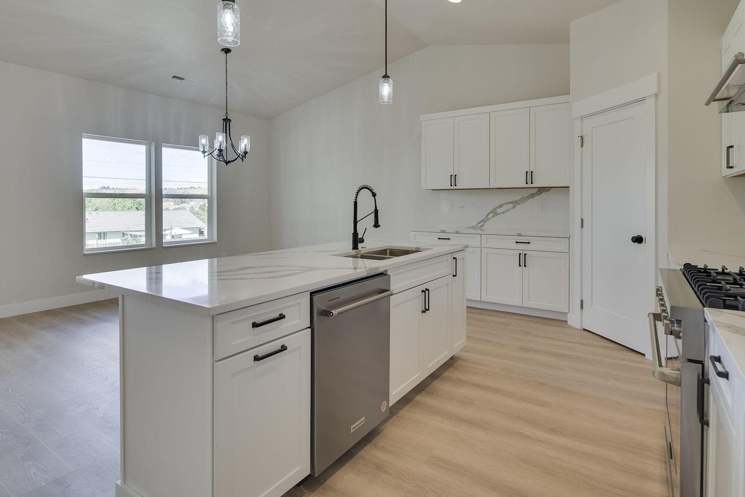 Photo of 330 NE Royal Avenue 21 of 45