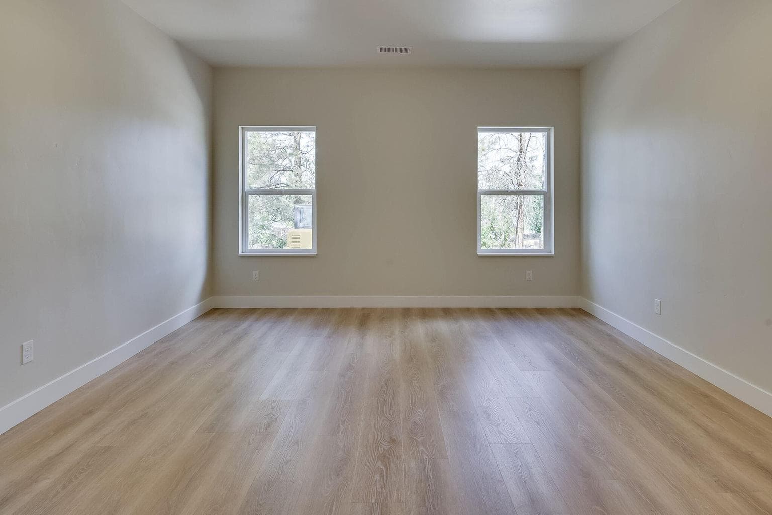 Photo of 330 NE Royal Avenue 33 of 45