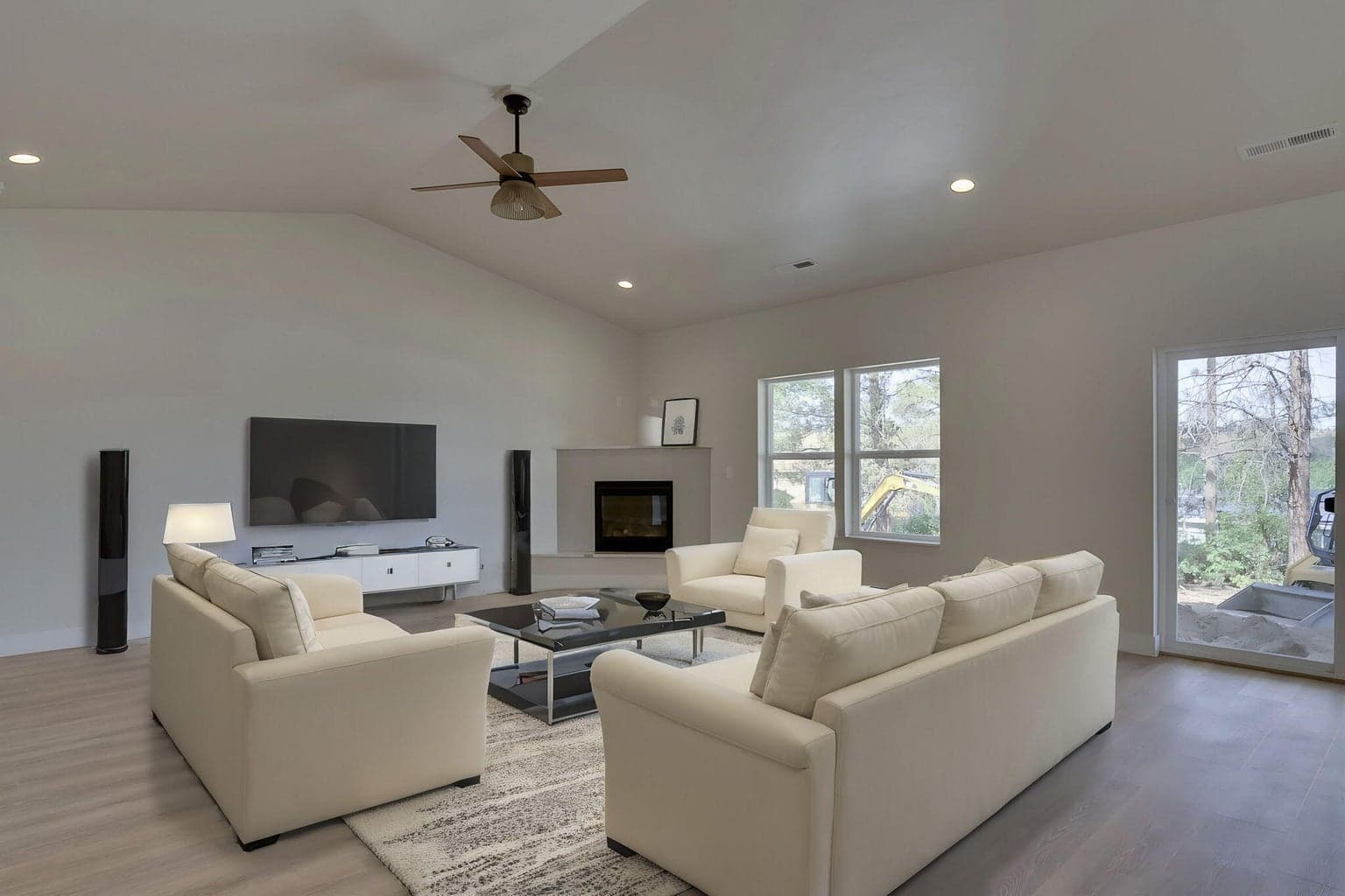 Photo of 330 NE Royal Avenue 10 of 45