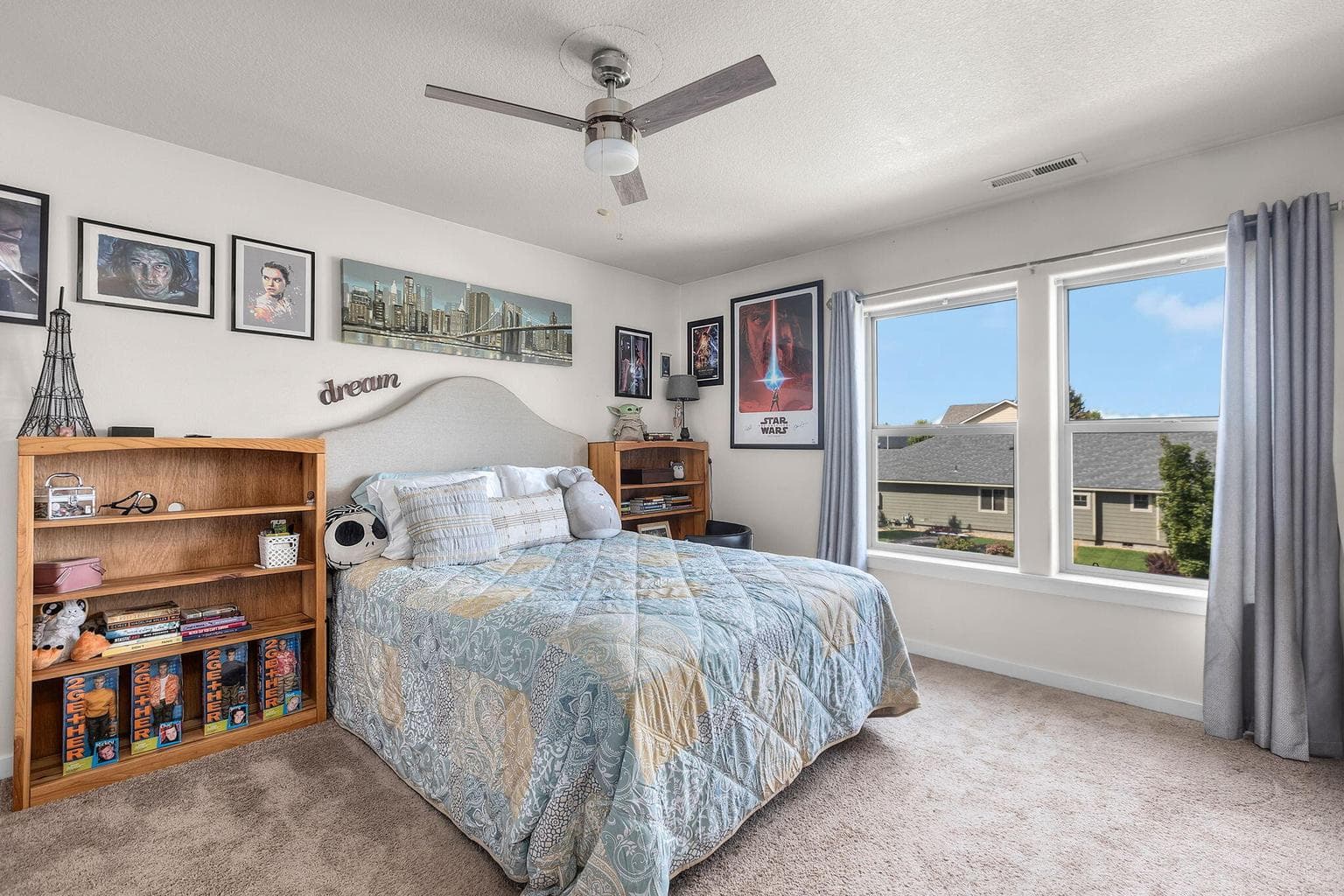 Spacious primary suite w/northern views.