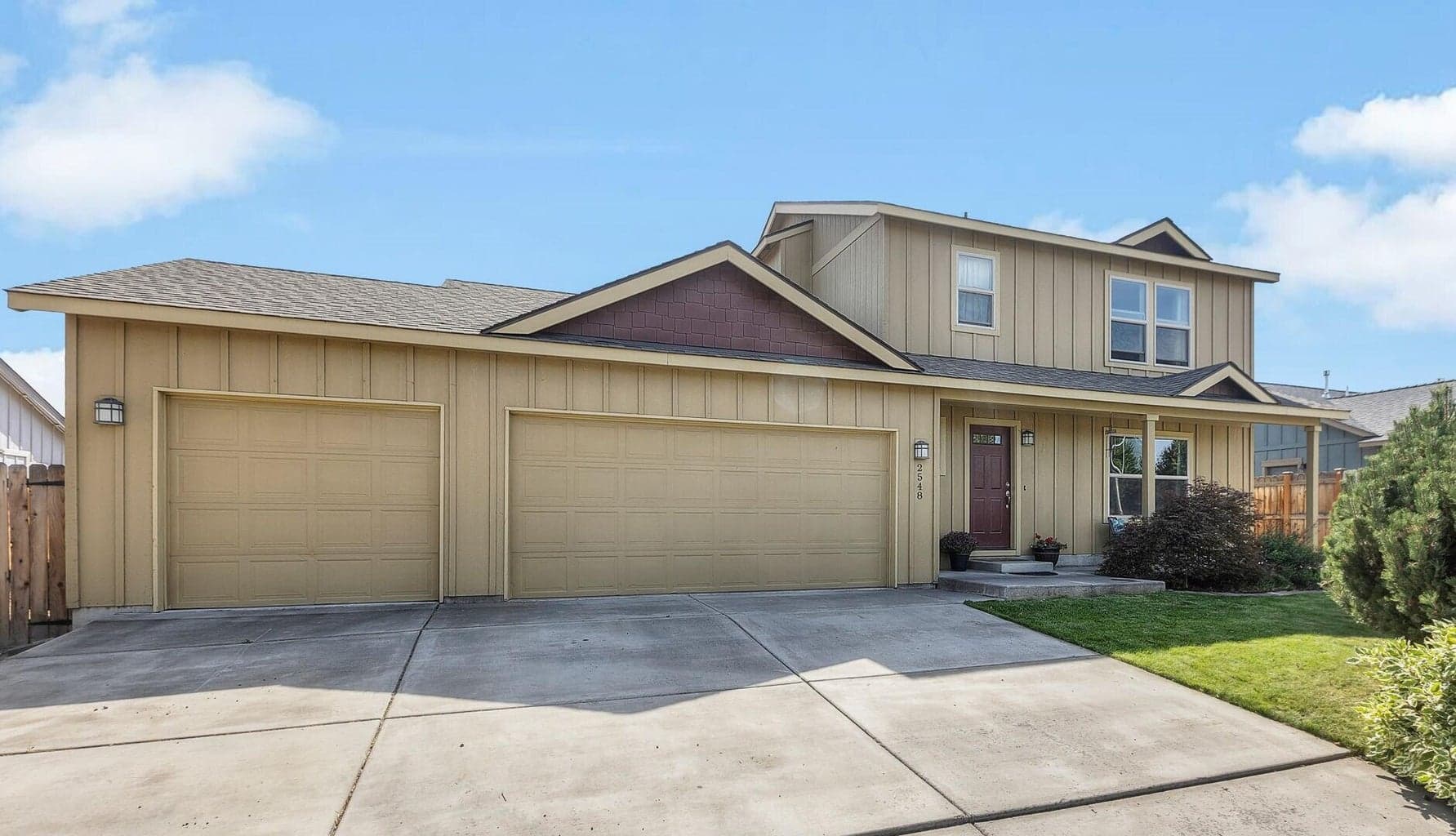 Oversized triple garage, space for hobbies & toys!