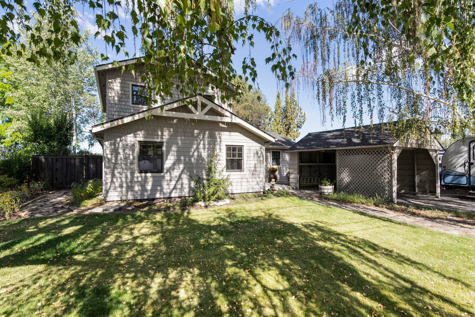 Welcome to 637 NW Canyon Dr