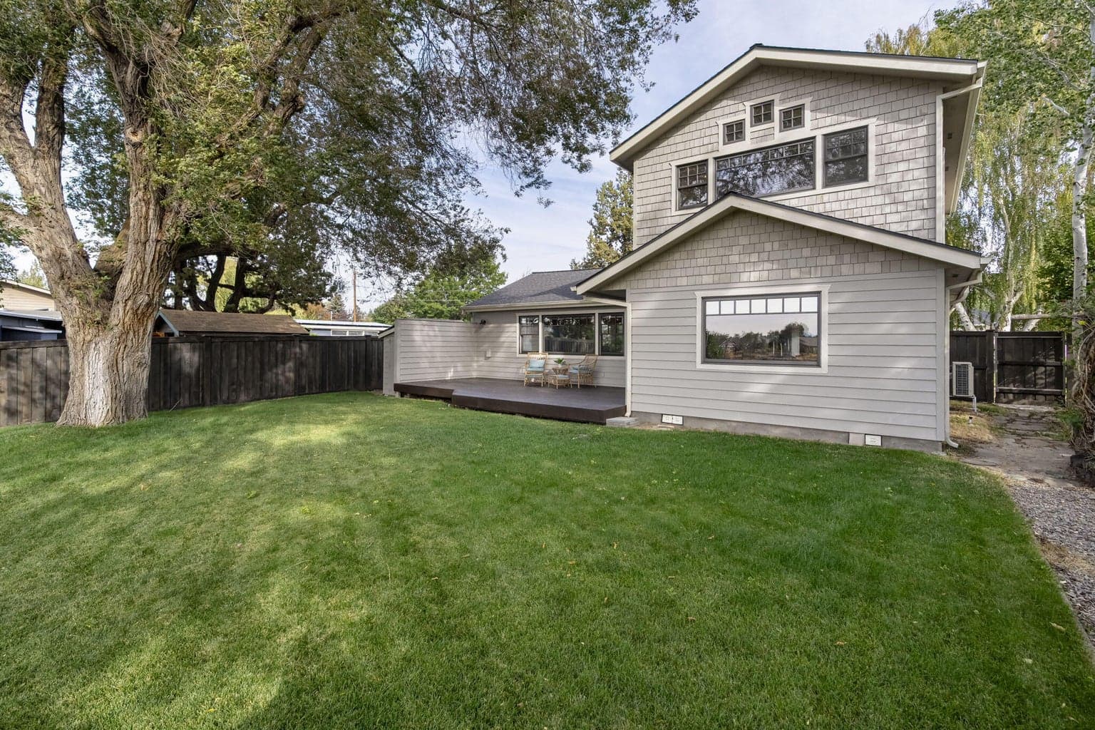 Enjoy gatherings in the backyard
