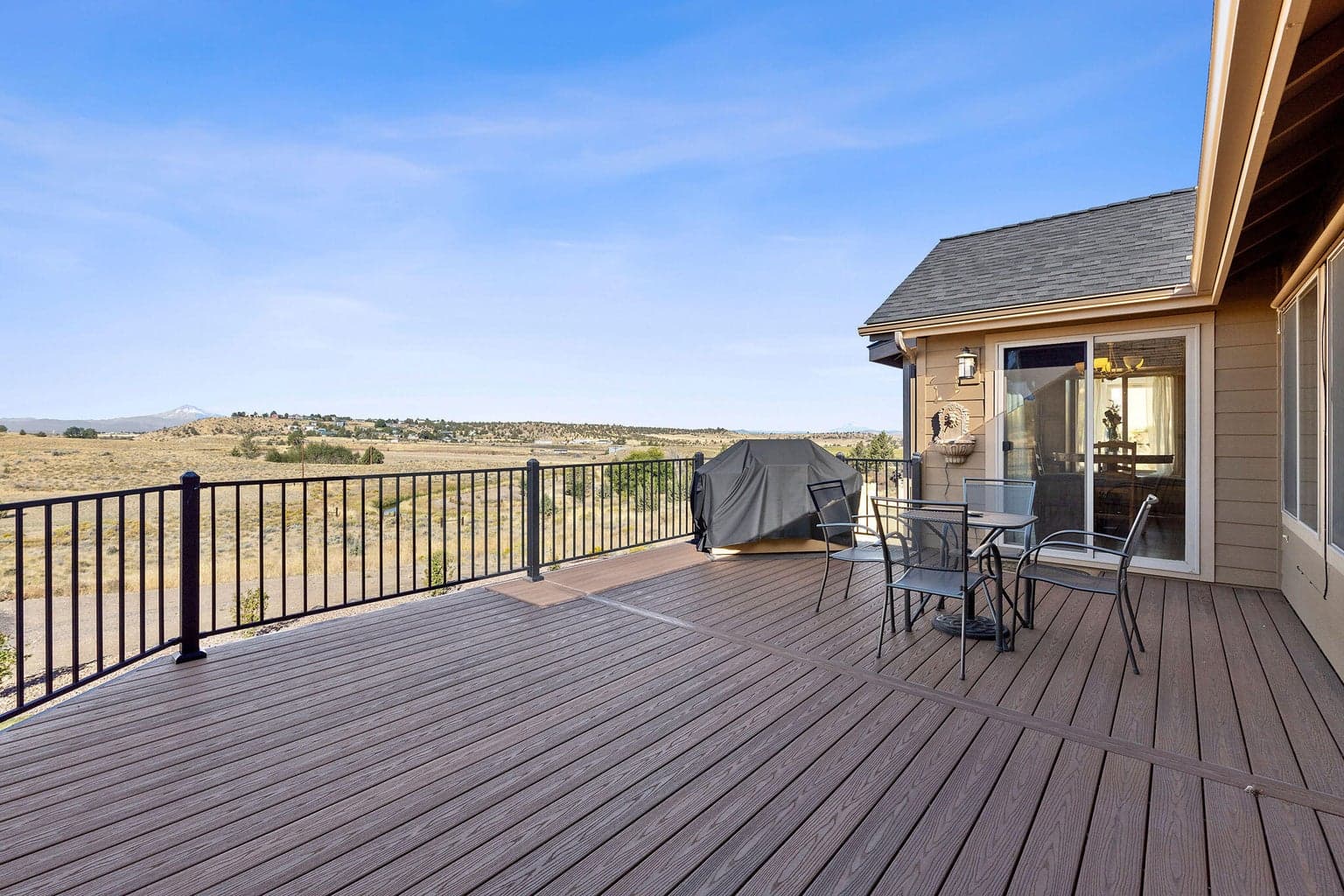 Deck with views of Mt. Hood and Mt. Jefferson