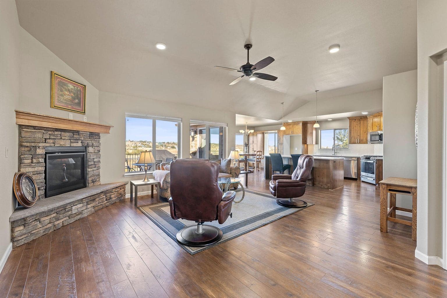 Photo of 2400 NE Hilltop Lane 10 of 41