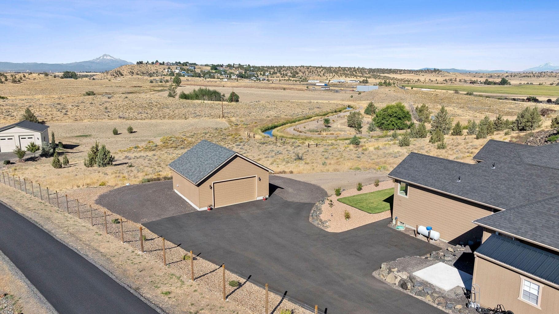 Photo of 2400 NE Hilltop Lane 31 of 41