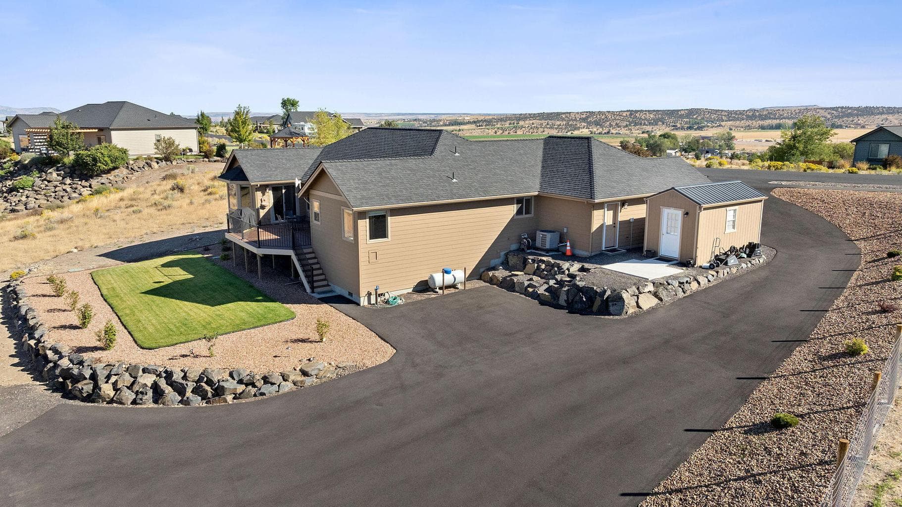 Photo of 2400 NE Hilltop Lane 33 of 41