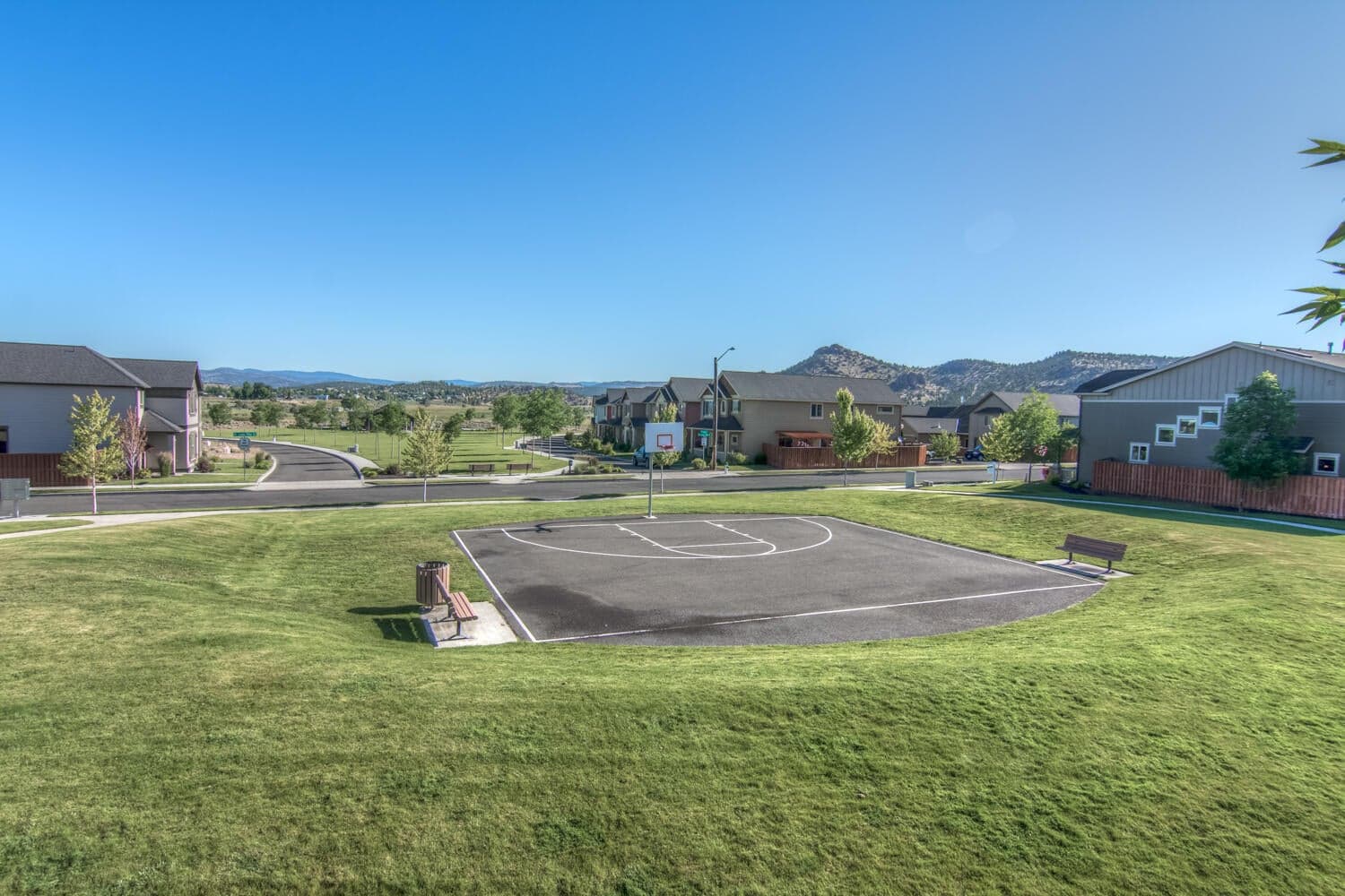 Community photo - Ochoco Pointe 1/2 sports court.