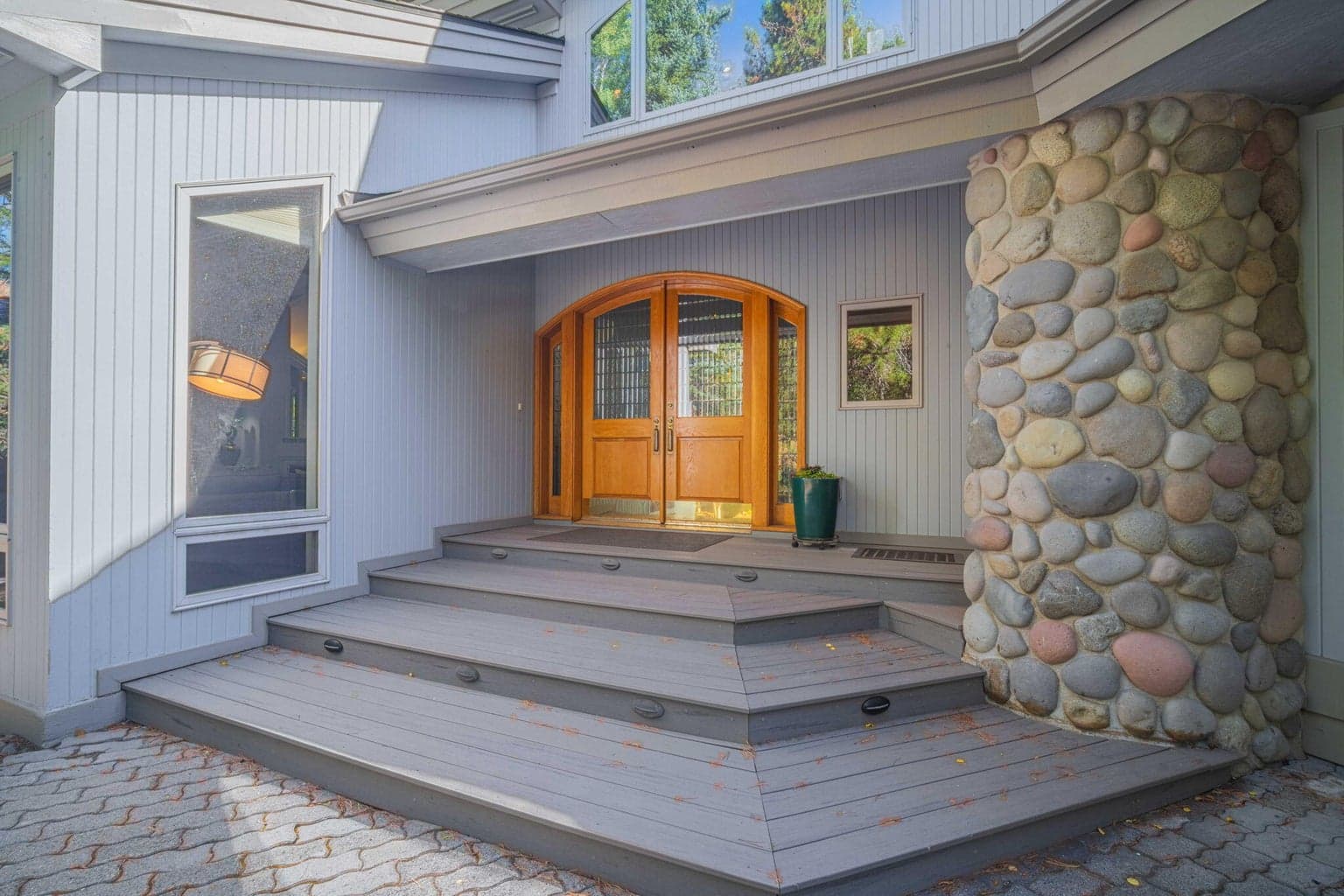 Wide design entry steps in low maintenance material