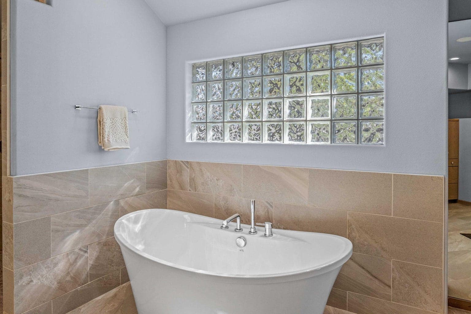 Soaking tub