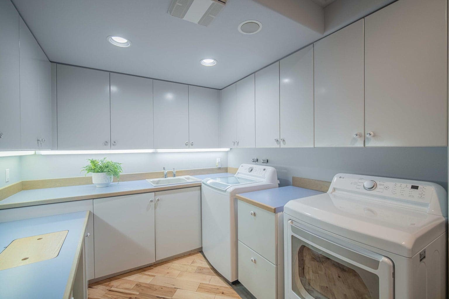 Laundry/craft room