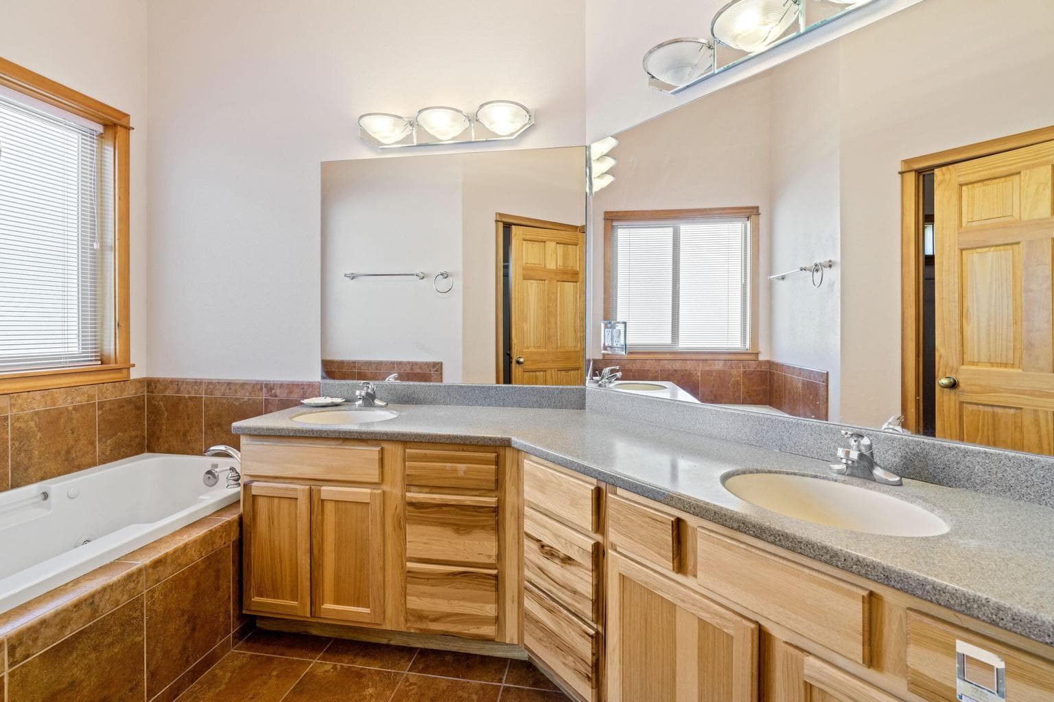Photo of 16696 Oakridge Place 17 of 36