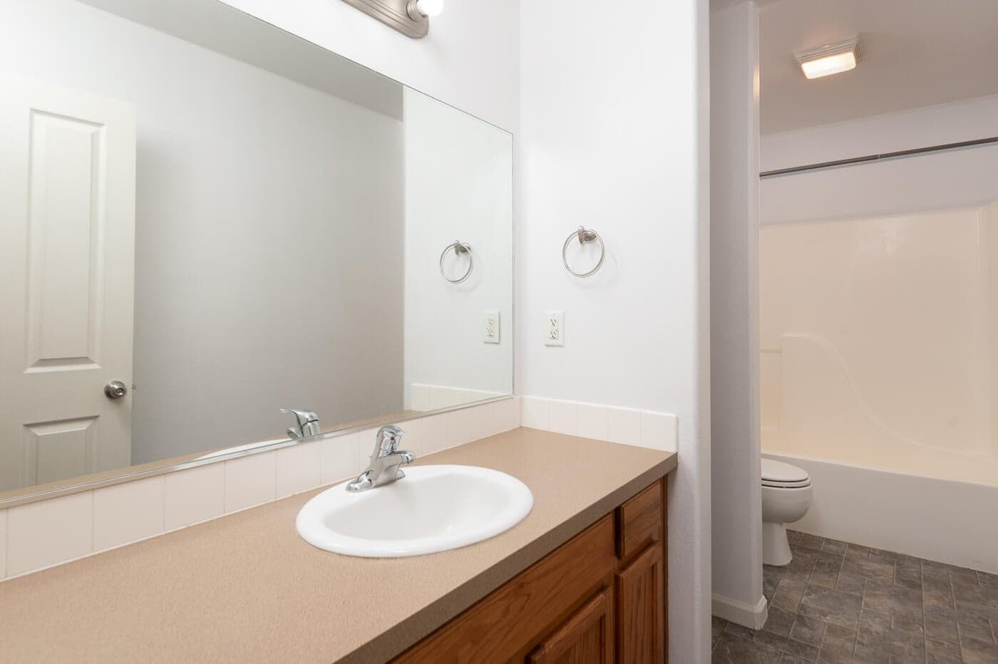 2nd bath upstairs with tub/shower.