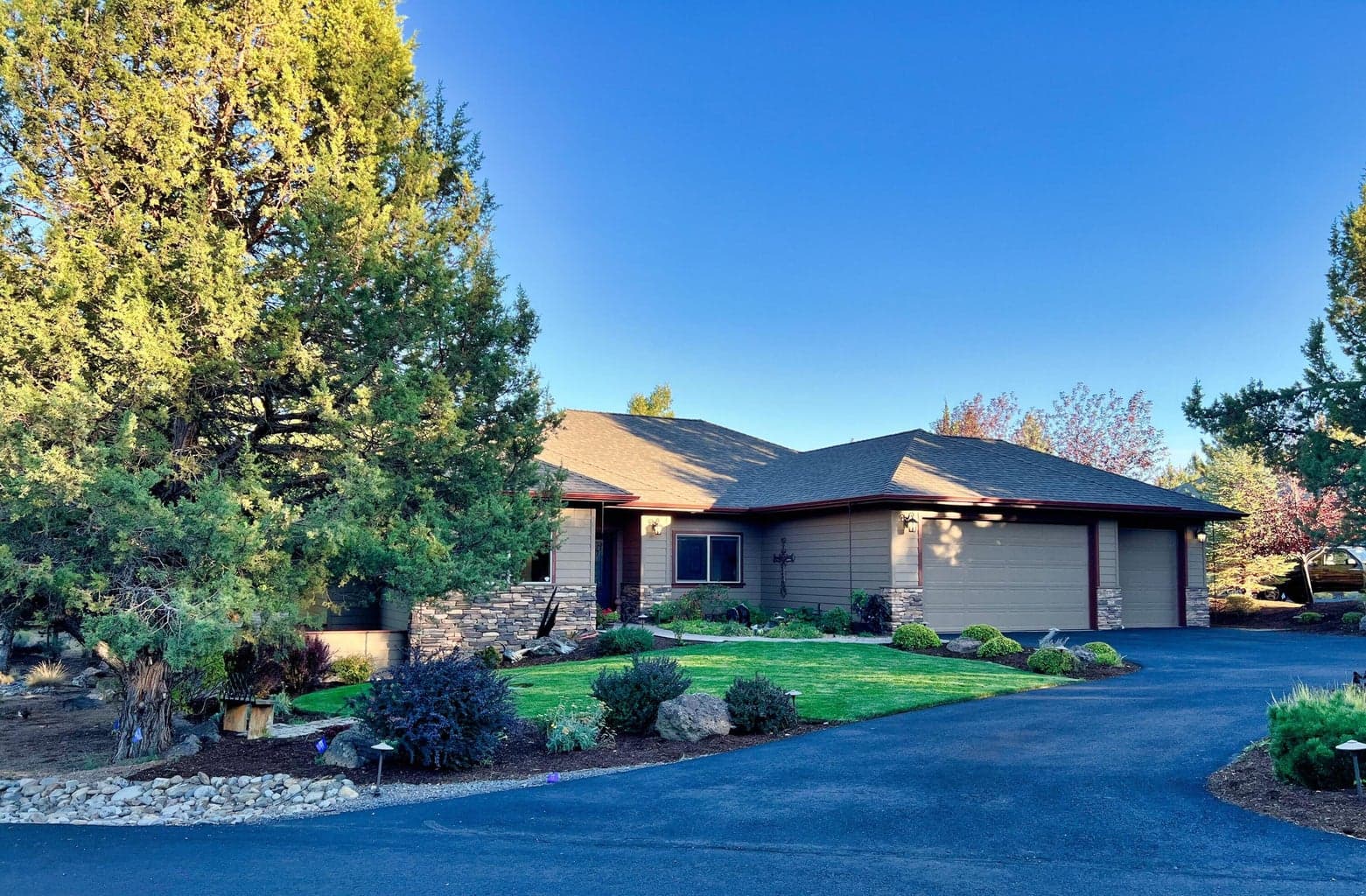 Front of Home Showing Circular Driveway