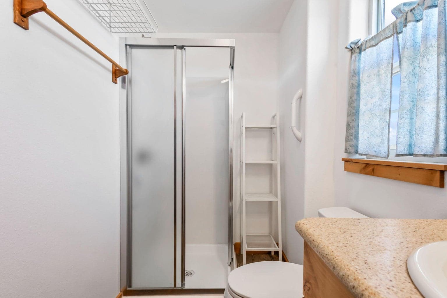 Main floor full bathroom