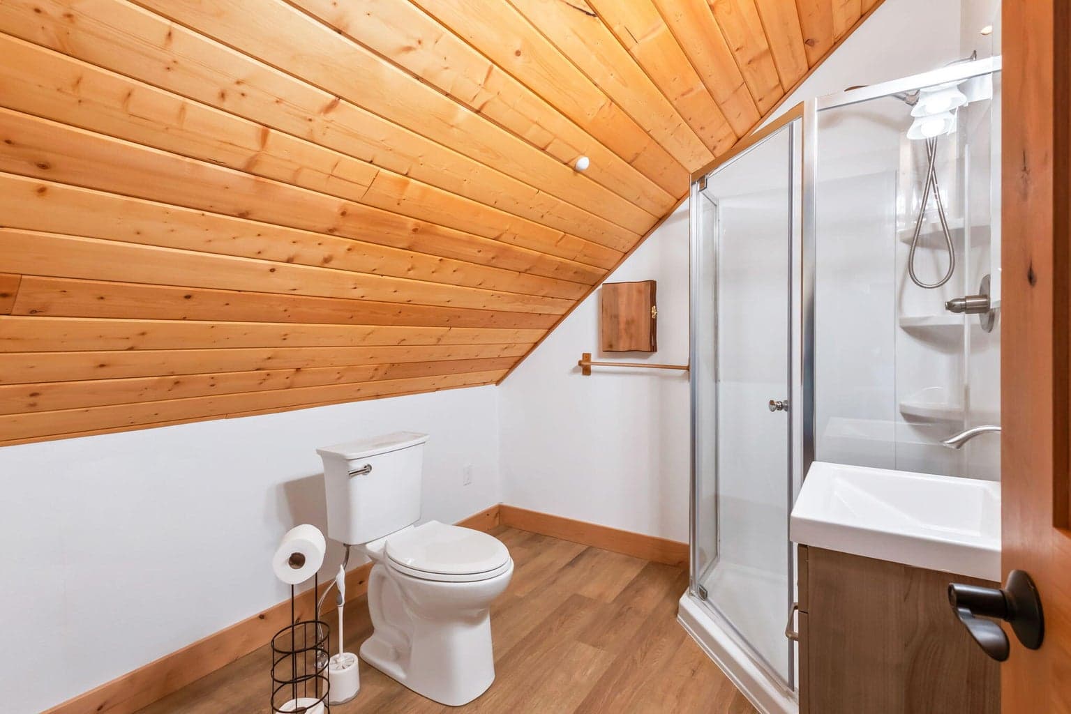 Upstairs full bathroom