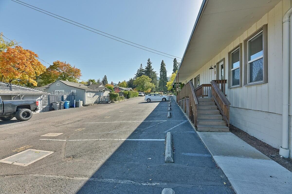 Photo of 993 Siskiyou 2 of 50
