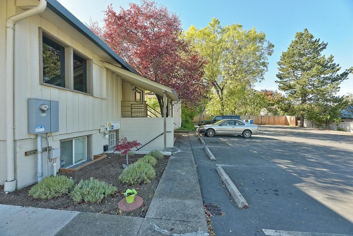 Photo of 993 Siskiyou 4 of 50