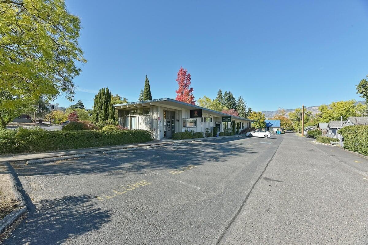 Photo of 993 Siskiyou 5 of 50